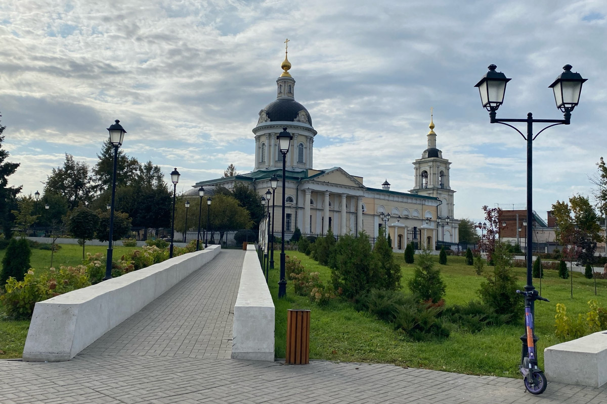 Ярко-желтые цвета, прозрачная прохлада и душевная компания. Осенью путешествия окрашиваются в оттенки легкой меланхолии и пахнут ароматами горячего кофе, который так приятно взять в придорожном кафе. Куда бы поехать? Например, в Коломну! Там, где Дмитрий Донской, нежная яблочная пастила и «медовуша»! А в соседнем Воскресенске можно увидеть марсианский террикон, который неожиданно возникает на абсолютно равнинной местности, превращая ее в нечто космическое. Корреспондент «Ключ-Медиа» увидела все это своими глазами!