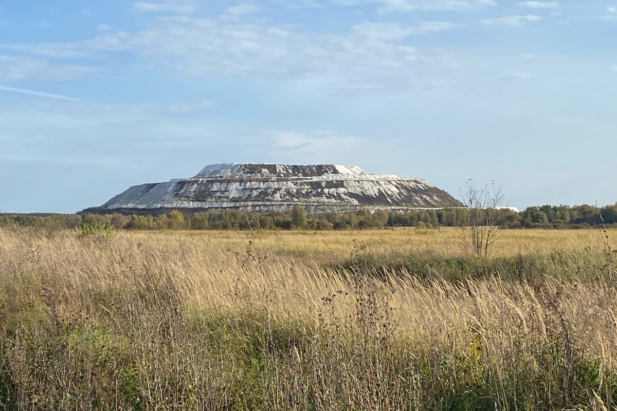 Ярко-желтые цвета, прозрачная прохлада и душевная компания. Осенью путешествия окрашиваются в оттенки легкой меланхолии и пахнут ароматами горячего кофе, который так приятно взять в придорожном кафе. Куда бы поехать? Например, в Коломну! Там, где Дмитрий Донской, нежная яблочная пастила и «медовуша»! А в соседнем Воскресенске можно увидеть марсианский террикон, который неожиданно возникает на абсолютно равнинной местности, превращая ее в нечто космическое. Корреспондент «Ключ-Медиа» увидела все это своими глазами!