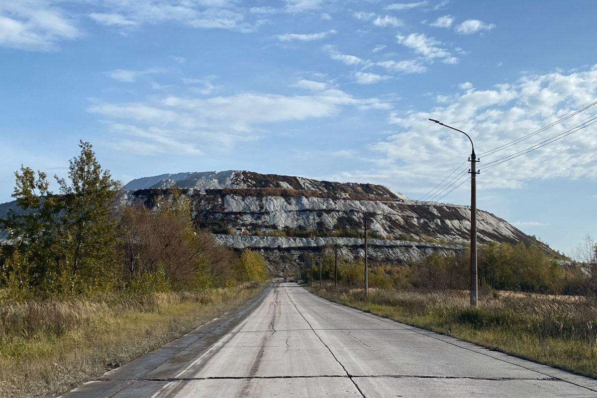 Ярко-желтые цвета, прозрачная прохлада и душевная компания. Осенью путешествия окрашиваются в оттенки легкой меланхолии и пахнут ароматами горячего кофе, который так приятно взять в придорожном кафе. Куда бы поехать? Например, в Коломну! Там, где Дмитрий Донской, нежная яблочная пастила и «медовуша»! А в соседнем Воскресенске можно увидеть марсианский террикон, который неожиданно возникает на абсолютно равнинной местности, превращая ее в нечто космическое. Корреспондент «Ключ-Медиа» увидела все это своими глазами!