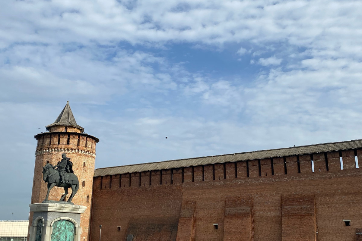 Ярко-желтые цвета, прозрачная прохлада и душевная компания. Осенью путешествия окрашиваются в оттенки легкой меланхолии и пахнут ароматами горячего кофе, который так приятно взять в придорожном кафе. Куда бы поехать? Например, в Коломну! Там, где Дмитрий Донской, нежная яблочная пастила и «медовуша»! А в соседнем Воскресенске можно увидеть марсианский террикон, который неожиданно возникает на абсолютно равнинной местности, превращая ее в нечто космическое. Корреспондент «Ключ-Медиа» увидела все это своими глазами!