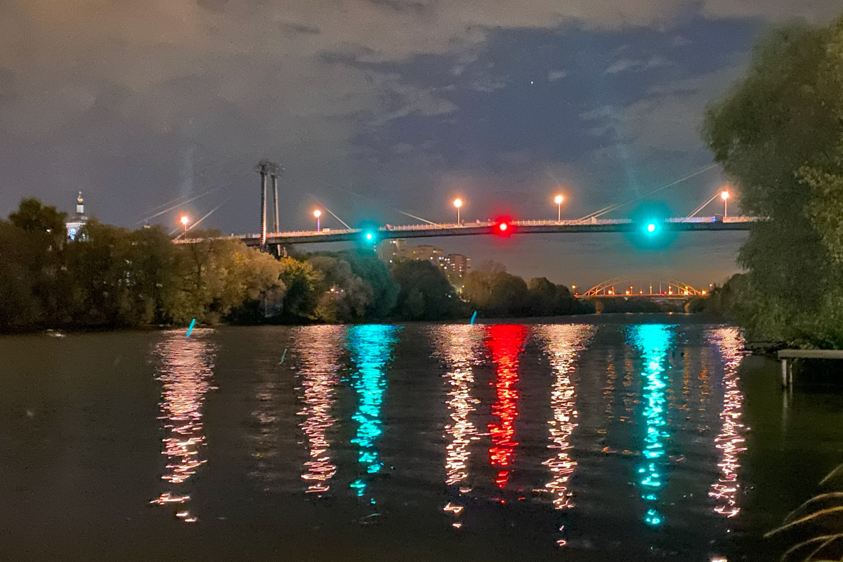 Ярко-желтые цвета, прозрачная прохлада и душевная компания. Осенью путешествия окрашиваются в оттенки легкой меланхолии и пахнут ароматами горячего кофе, который так приятно взять в придорожном кафе. Куда бы поехать? Например, в Коломну! Там, где Дмитрий Донской, нежная яблочная пастила и «медовуша»! А в соседнем Воскресенске можно увидеть марсианский террикон, который неожиданно возникает на абсолютно равнинной местности, превращая ее в нечто космическое. Корреспондент «Ключ-Медиа» увидела все это своими глазами!