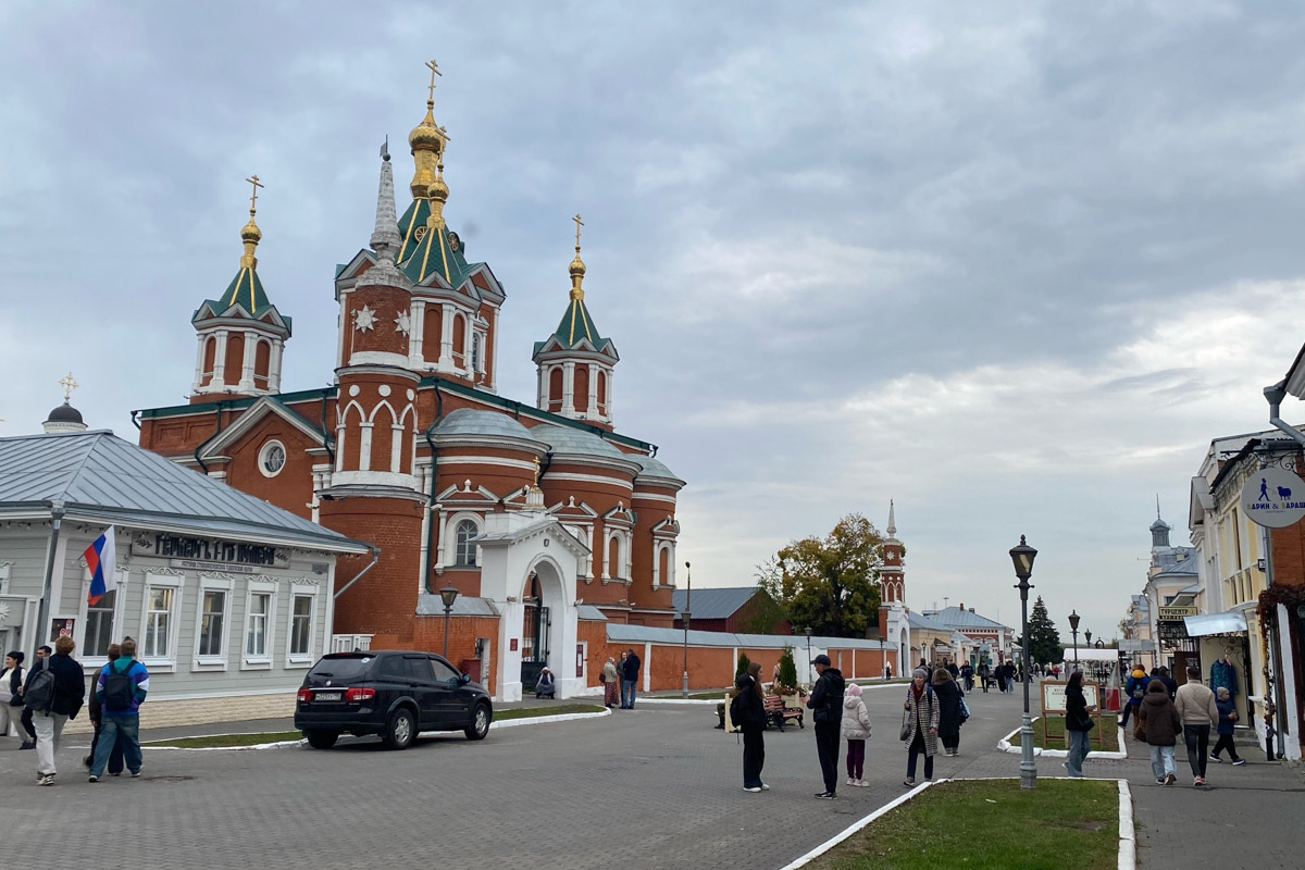 Ярко-желтые цвета, прозрачная прохлада и душевная компания. Осенью путешествия окрашиваются в оттенки легкой меланхолии и пахнут ароматами горячего кофе, который так приятно взять в придорожном кафе. Куда бы поехать? Например, в Коломну! Там, где Дмитрий Донской, нежная яблочная пастила и «медовуша»! А в соседнем Воскресенске можно увидеть марсианский террикон, который неожиданно возникает на абсолютно равнинной местности, превращая ее в нечто космическое. Корреспондент «Ключ-Медиа» увидела все это своими глазами!