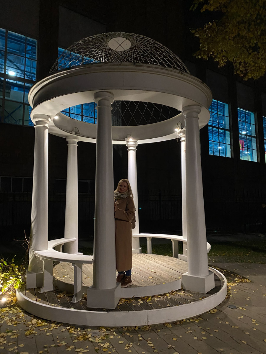 Ярко-желтые цвета, прозрачная прохлада и душевная компания. Осенью путешествия окрашиваются в оттенки легкой меланхолии и пахнут ароматами горячего кофе, который так приятно взять в придорожном кафе. Куда бы поехать? Например, в Коломну! Там, где Дмитрий Донской, нежная яблочная пастила и «медовуша»! А в соседнем Воскресенске можно увидеть марсианский террикон, который неожиданно возникает на абсолютно равнинной местности, превращая ее в нечто космическое. Корреспондент «Ключ-Медиа» увидела все это своими глазами!