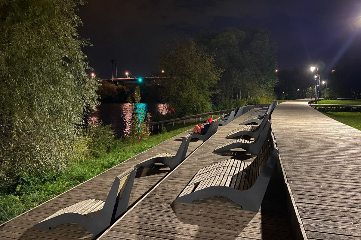 Ярко-желтые цвета, прозрачная прохлада и душевная компания. Осенью путешествия окрашиваются в оттенки легкой меланхолии и пахнут ароматами горячего кофе, который так приятно взять в придорожном кафе. Куда бы поехать? Например, в Коломну! Там, где Дмитрий Донской, нежная яблочная пастила и «медовуша»! А в соседнем Воскресенске можно увидеть марсианский террикон, который неожиданно возникает на абсолютно равнинной местности, превращая ее в нечто космическое. Корреспондент «Ключ-Медиа» увидела все это своими глазами!