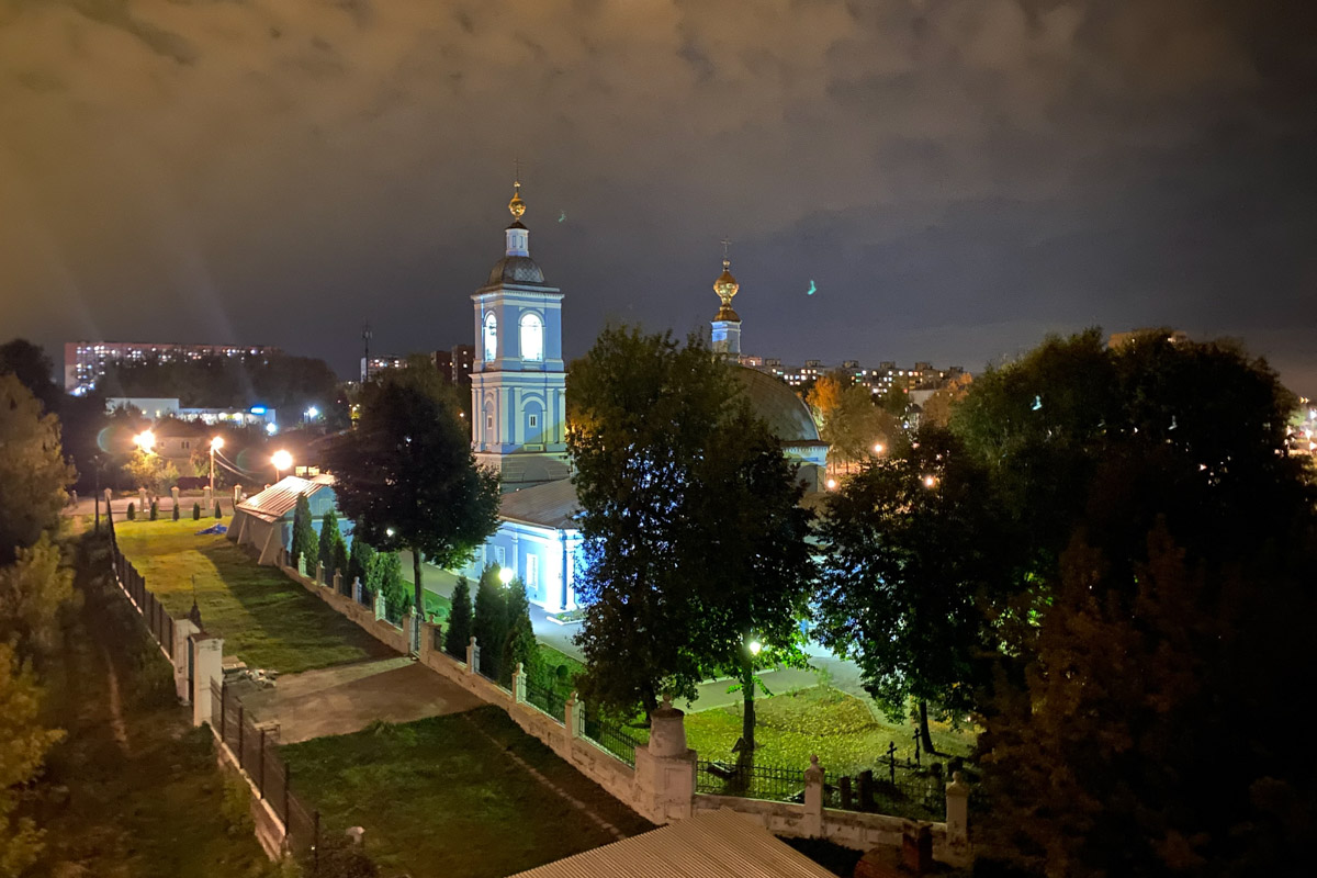 Ярко-желтые цвета, прозрачная прохлада и душевная компания. Осенью путешествия окрашиваются в оттенки легкой меланхолии и пахнут ароматами горячего кофе, который так приятно взять в придорожном кафе. Куда бы поехать? Например, в Коломну! Там, где Дмитрий Донской, нежная яблочная пастила и «медовуша»! А в соседнем Воскресенске можно увидеть марсианский террикон, который неожиданно возникает на абсолютно равнинной местности, превращая ее в нечто космическое. Корреспондент «Ключ-Медиа» увидела все это своими глазами!