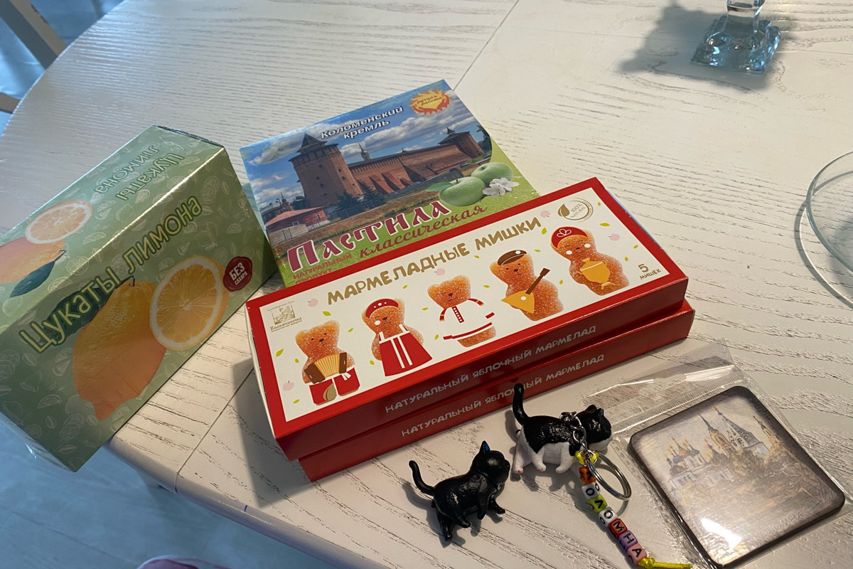 Ярко-желтые цвета, прозрачная прохлада и душевная компания. Осенью путешествия окрашиваются в оттенки легкой меланхолии и пахнут ароматами горячего кофе, который так приятно взять в придорожном кафе. Куда бы поехать? Например, в Коломну! Там, где Дмитрий Донской, нежная яблочная пастила и «медовуша»! А в соседнем Воскресенске можно увидеть марсианский террикон, который неожиданно возникает на абсолютно равнинной местности, превращая ее в нечто космическое. Корреспондент «Ключ-Медиа» увидела все это своими глазами!