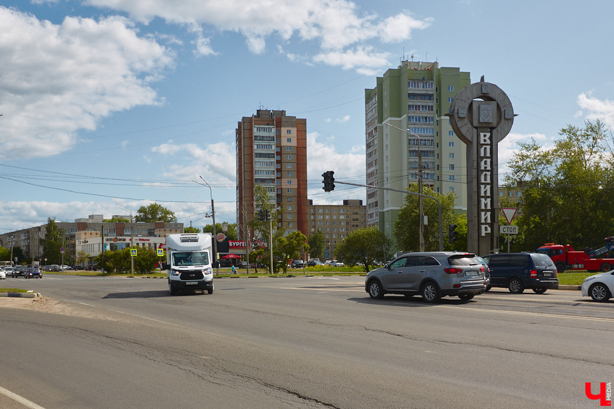 Городские садовники, не теряя времени даром, строят планы по облагораживанию улиц и скверов Владимира на весенне-летний сезон. Особое внимание уделят четырем въездам в столицу региона, воплотят в жизнь «зеленый» проект на разворотном кольце на стыке Безыменского и Комиссарова, а также прислушаются к пожеланиями жителей, жаждущих новых деревьев взамен вырубленных на Усти-на-Лабе.