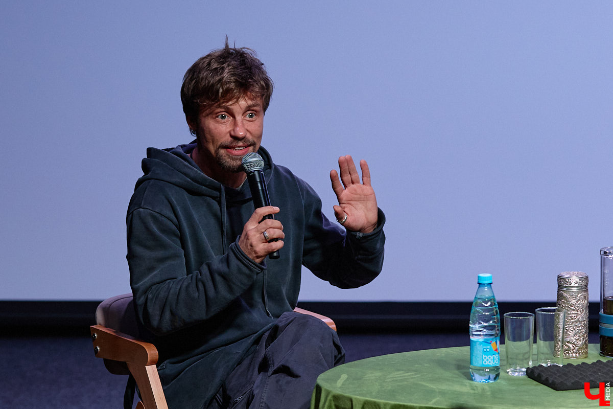 Для него все роли главные! Звезда «Ералаша», а также сериалов «Кадетство» и «Папины дочки» Александр Головин встретился во Владимире со своими поклонниками. «Ключ-Медиа» побывал на творческой встрече и узнал про отношения 36-летнего актера с товарищами по нашумевшему в нулевые проекту и новые работы, в которых теперь задействован бывший «суворовец Максим Макаров».