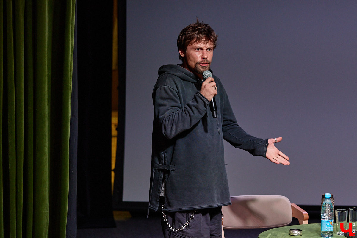 Для него все роли главные! Звезда «Ералаша», а также сериалов «Кадетство» и «Папины дочки» Александр Головин встретился во Владимире со своими поклонниками. «Ключ-Медиа» побывал на творческой встрече и узнал про отношения 36-летнего актера с товарищами по нашумевшему в нулевые проекту и новые работы, в которых теперь задействован бывший «суворовец Максим Макаров».