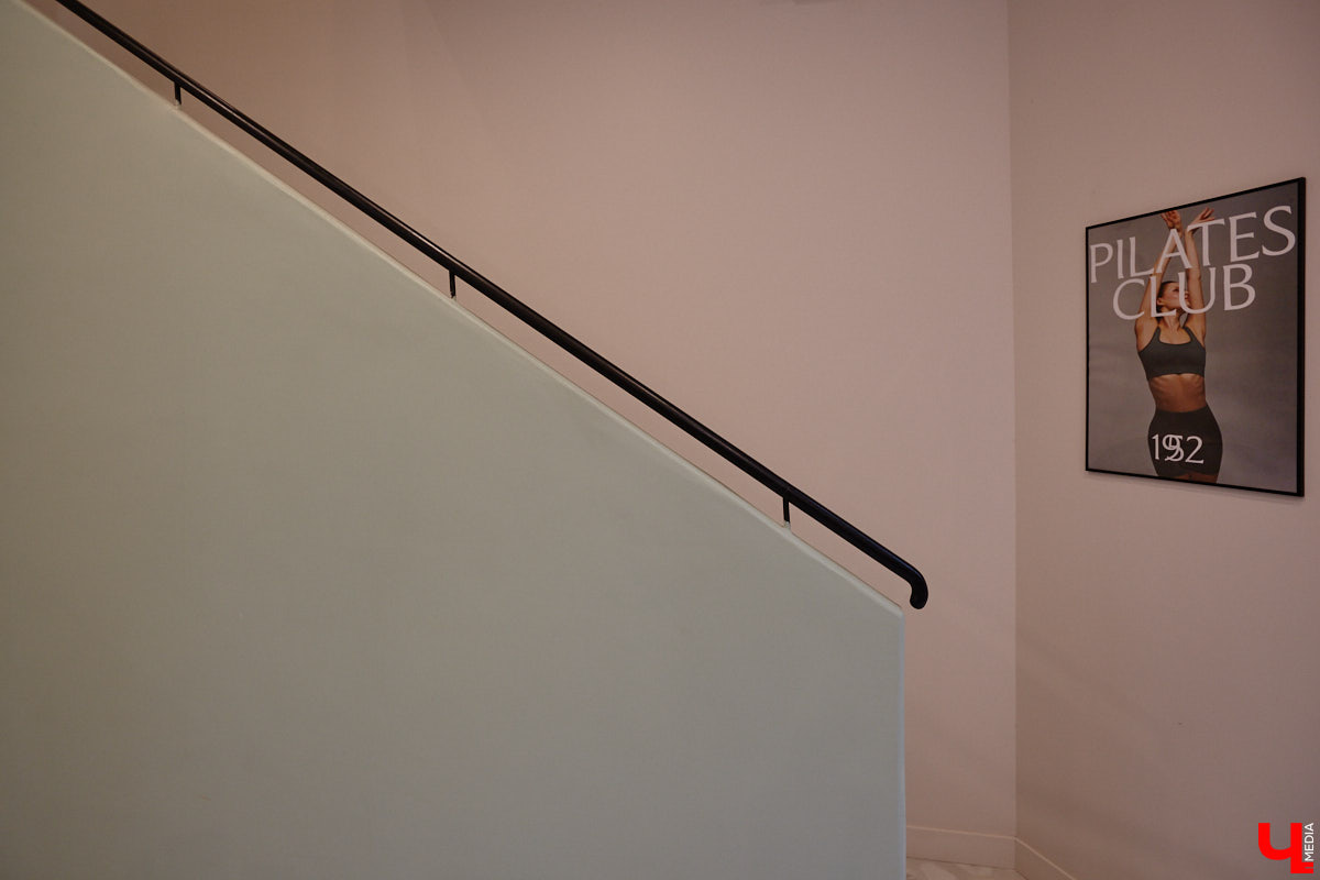 Трендом на пилатес удивить в 2025 году довольно сложно. Но это направление не стоит на месте, и теперь произошел новый виток моды на реформеры. Несмотря на то что изобретению уже 100 лет, сейчас его активно используют в фитнес-залах. И похвастаться этим могут не только города-миллионники, но и наш Владимир. «Ключ-Медиа» не остался в стороне и решил испытать на себе сразу несколько современных тренажеров в студии Pilates Club 1952.