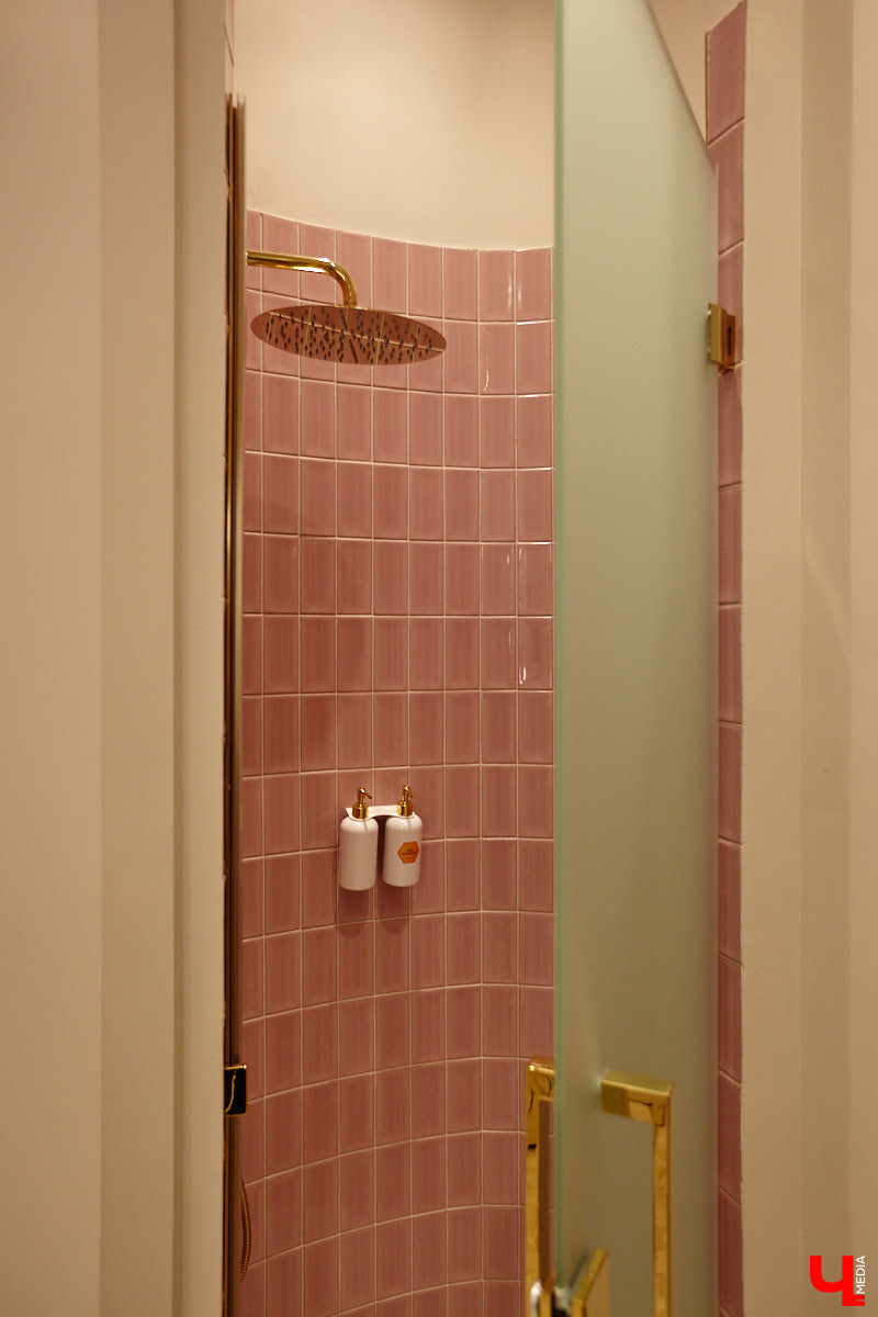 Трендом на пилатес удивить в 2025 году довольно сложно. Но это направление не стоит на месте, и теперь произошел новый виток моды на реформеры. Несмотря на то что изобретению уже 100 лет, сейчас его активно используют в фитнес-залах. И похвастаться этим могут не только города-миллионники, но и наш Владимир. «Ключ-Медиа» не остался в стороне и решил испытать на себе сразу несколько современных тренажеров в студии Pilates Club 1952.