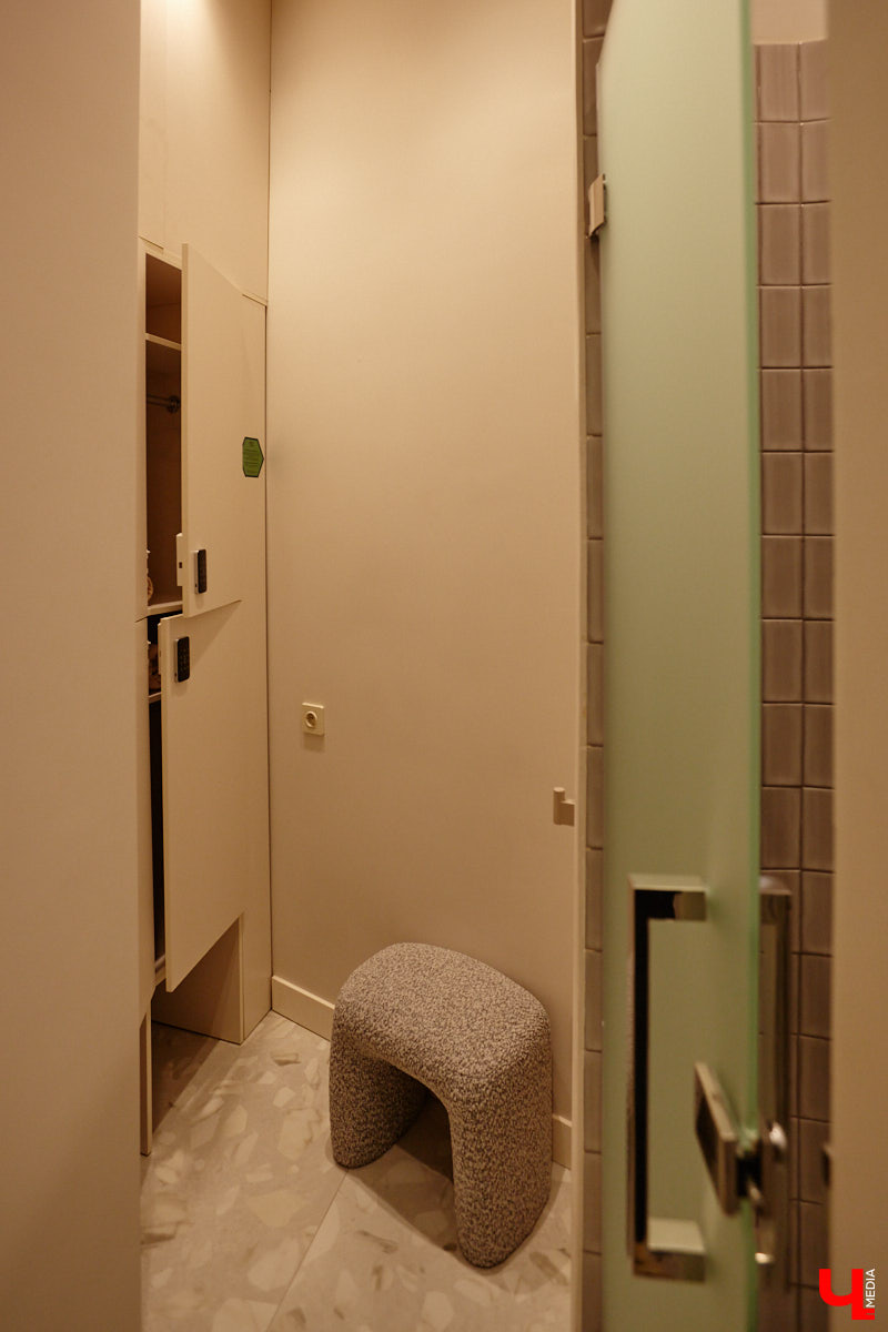 Трендом на пилатес удивить в 2025 году довольно сложно. Но это направление не стоит на месте, и теперь произошел новый виток моды на реформеры. Несмотря на то что изобретению уже 100 лет, сейчас его активно используют в фитнес-залах. И похвастаться этим могут не только города-миллионники, но и наш Владимир. «Ключ-Медиа» не остался в стороне и решил испытать на себе сразу несколько современных тренажеров в студии Pilates Club 1952.