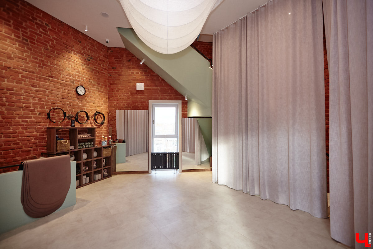 Трендом на пилатес удивить в 2025 году довольно сложно. Но это направление не стоит на месте, и теперь произошел новый виток моды на реформеры. Несмотря на то что изобретению уже 100 лет, сейчас его активно используют в фитнес-залах. И похвастаться этим могут не только города-миллионники, но и наш Владимир. «Ключ-Медиа» не остался в стороне и решил испытать на себе сразу несколько современных тренажеров в студии Pilates Club 1952.