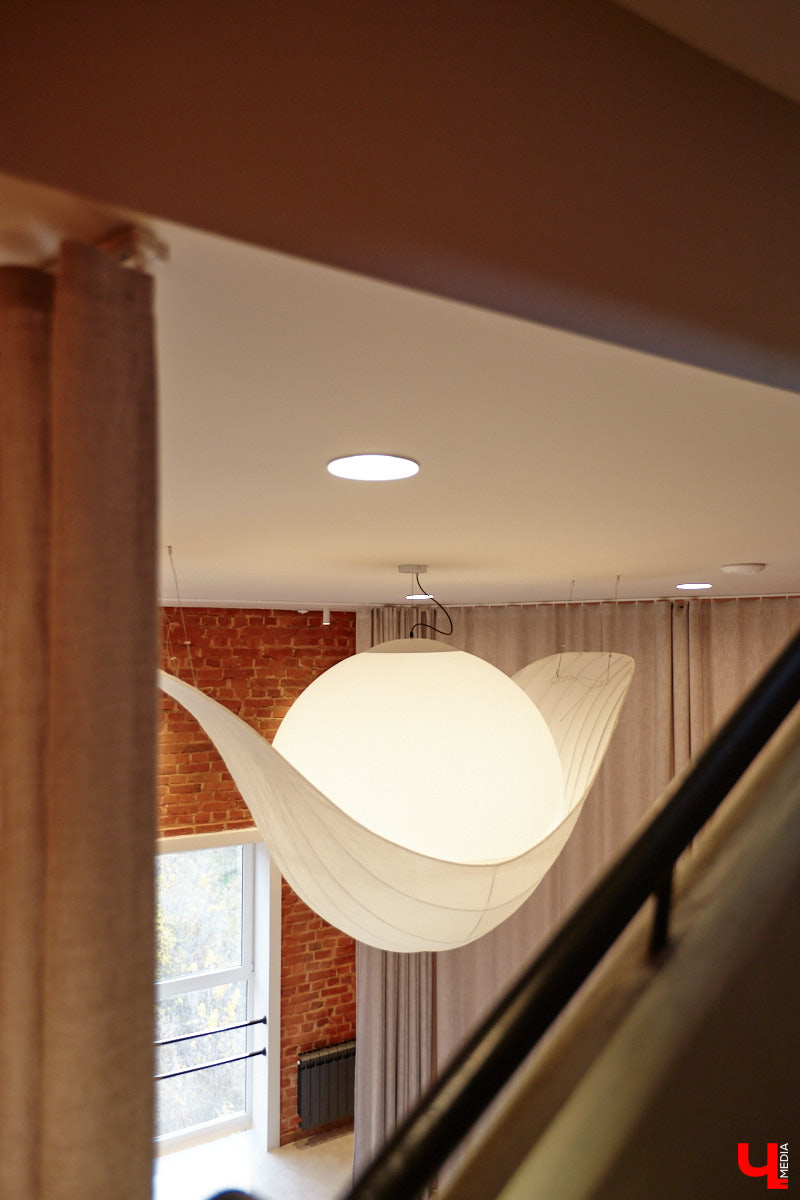 Трендом на пилатес удивить в 2025 году довольно сложно. Но это направление не стоит на месте, и теперь произошел новый виток моды на реформеры. Несмотря на то что изобретению уже 100 лет, сейчас его активно используют в фитнес-залах. И похвастаться этим могут не только города-миллионники, но и наш Владимир. «Ключ-Медиа» не остался в стороне и решил испытать на себе сразу несколько современных тренажеров в студии Pilates Club 1952.