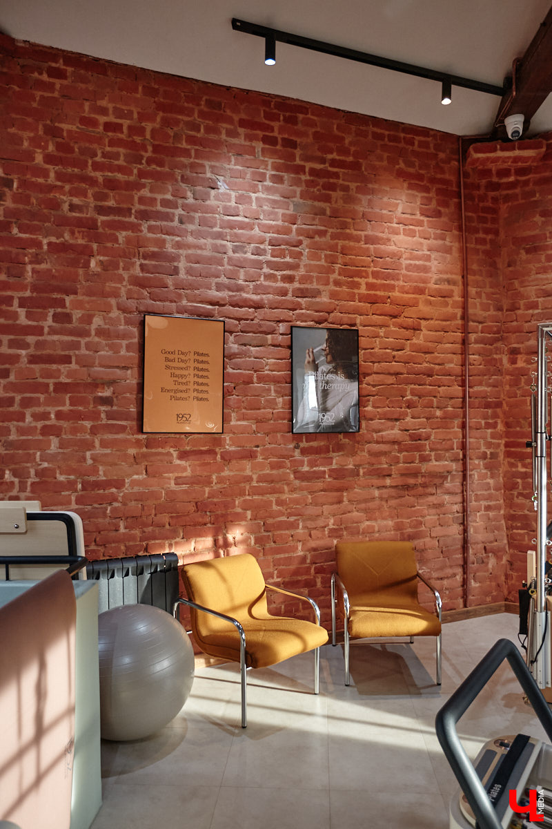 Трендом на пилатес удивить в 2025 году довольно сложно. Но это направление не стоит на месте, и теперь произошел новый виток моды на реформеры. Несмотря на то что изобретению уже 100 лет, сейчас его активно используют в фитнес-залах. И похвастаться этим могут не только города-миллионники, но и наш Владимир. «Ключ-Медиа» не остался в стороне и решил испытать на себе сразу несколько современных тренажеров в студии Pilates Club 1952.