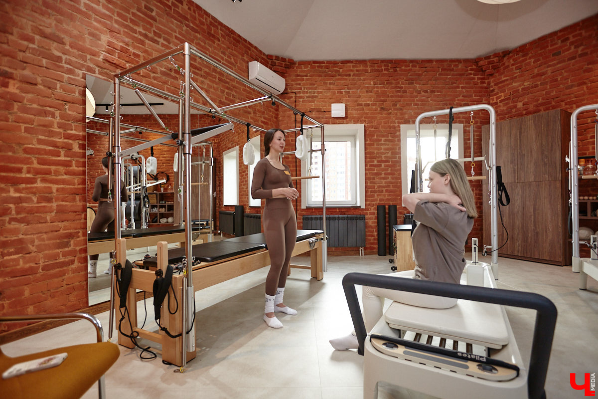Трендом на пилатес удивить в 2025 году довольно сложно. Но это направление не стоит на месте, и теперь произошел новый виток моды на реформеры. Несмотря на то что изобретению уже 100 лет, сейчас его активно используют в фитнес-залах. И похвастаться этим могут не только города-миллионники, но и наш Владимир. «Ключ-Медиа» не остался в стороне и решил испытать на себе сразу несколько современных тренажеров в студии Pilates Club 1952.