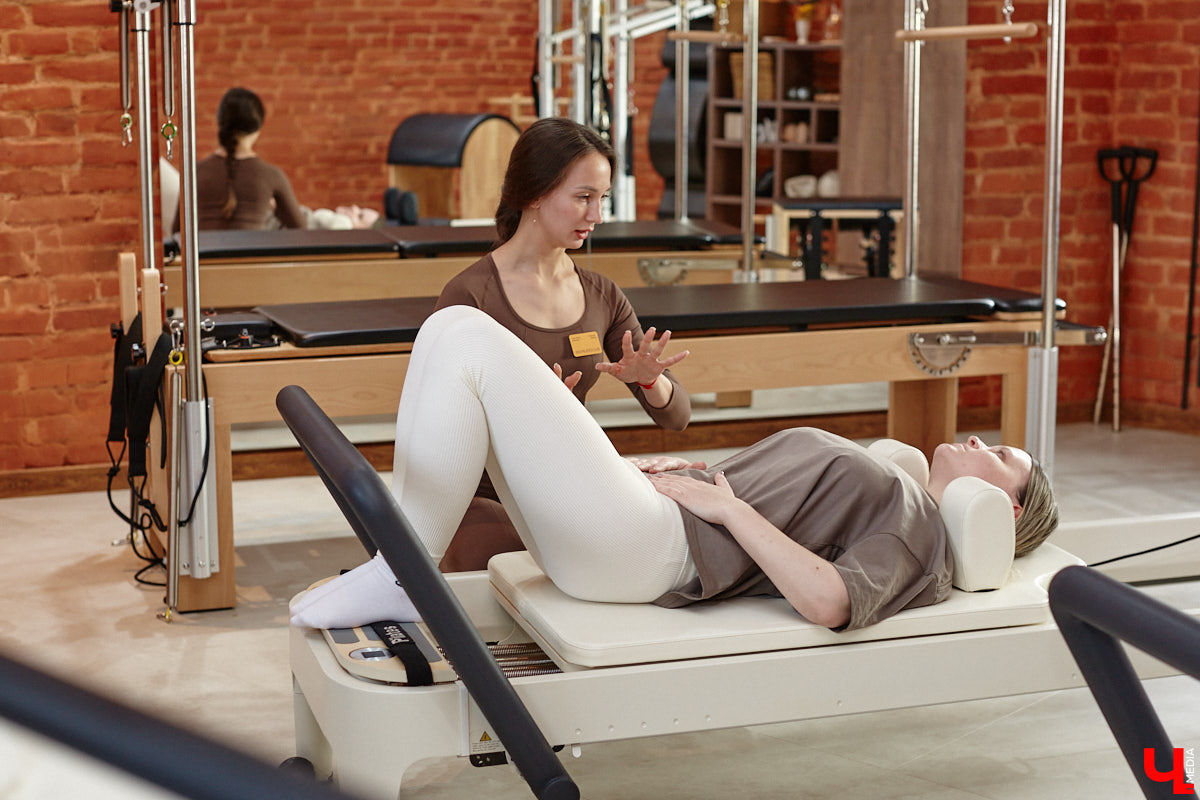 Трендом на пилатес удивить в 2025 году довольно сложно. Но это направление не стоит на месте, и теперь произошел новый виток моды на реформеры. Несмотря на то что изобретению уже 100 лет, сейчас его активно используют в фитнес-залах. И похвастаться этим могут не только города-миллионники, но и наш Владимир. «Ключ-Медиа» не остался в стороне и решил испытать на себе сразу несколько современных тренажеров в студии Pilates Club 1952.