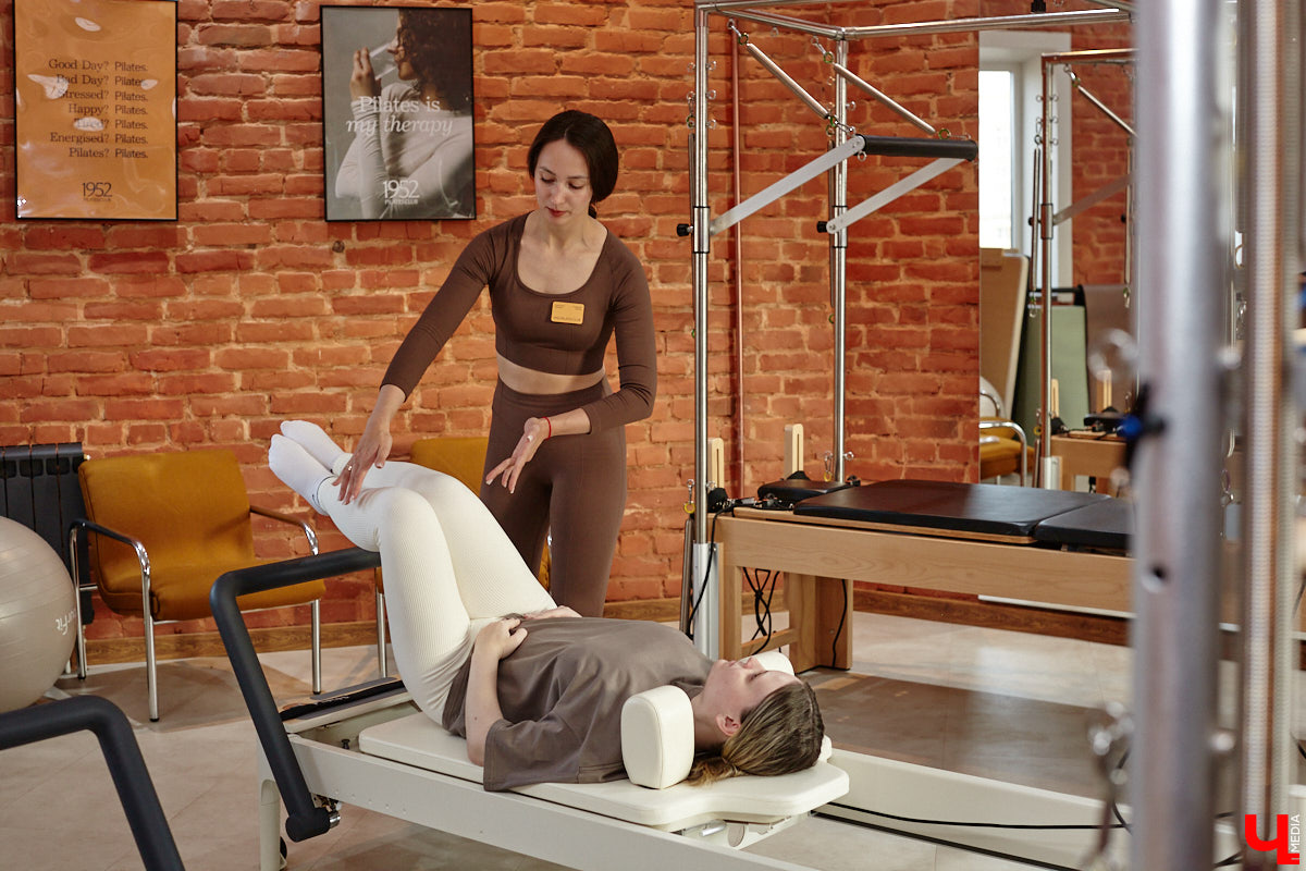 Трендом на пилатес удивить в 2025 году довольно сложно. Но это направление не стоит на месте, и теперь произошел новый виток моды на реформеры. Несмотря на то что изобретению уже 100 лет, сейчас его активно используют в фитнес-залах. И похвастаться этим могут не только города-миллионники, но и наш Владимир. «Ключ-Медиа» не остался в стороне и решил испытать на себе сразу несколько современных тренажеров в студии Pilates Club 1952.