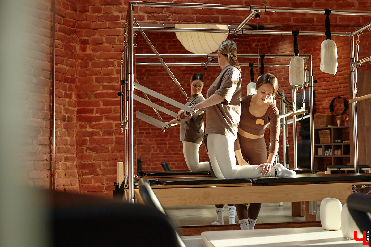 Трендом на пилатес удивить в 2025 году довольно сложно. Но это направление не стоит на месте, и теперь произошел новый виток моды на реформеры. Несмотря на то что изобретению уже 100 лет, сейчас его активно используют в фитнес-залах. И похвастаться этим могут не только города-миллионники, но и наш Владимир. «Ключ-Медиа» не остался в стороне и решил испытать на себе сразу несколько современных тренажеров в студии Pilates Club 1952.
