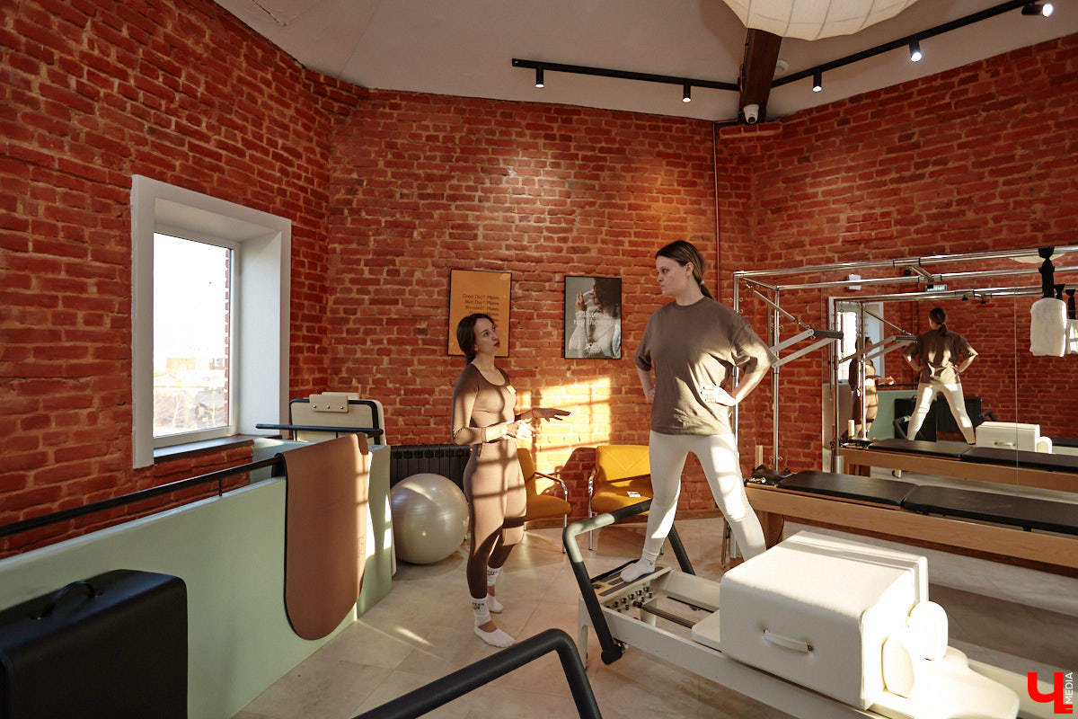 Трендом на пилатес удивить в 2025 году довольно сложно. Но это направление не стоит на месте, и теперь произошел новый виток моды на реформеры. Несмотря на то что изобретению уже 100 лет, сейчас его активно используют в фитнес-залах. И похвастаться этим могут не только города-миллионники, но и наш Владимир. «Ключ-Медиа» не остался в стороне и решил испытать на себе сразу несколько современных тренажеров в студии Pilates Club 1952.