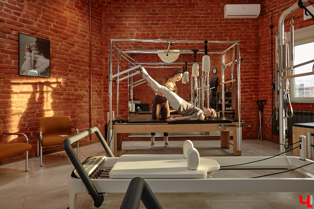 Трендом на пилатес удивить в 2025 году довольно сложно. Но это направление не стоит на месте, и теперь произошел новый виток моды на реформеры. Несмотря на то что изобретению уже 100 лет, сейчас его активно используют в фитнес-залах. И похвастаться этим могут не только города-миллионники, но и наш Владимир. «Ключ-Медиа» не остался в стороне и решил испытать на себе сразу несколько современных тренажеров в студии Pilates Club 1952.