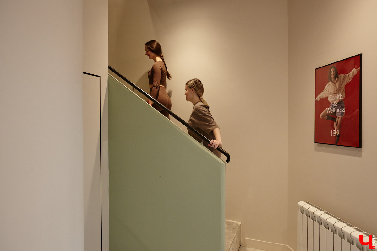 Трендом на пилатес удивить в 2025 году довольно сложно. Но это направление не стоит на месте, и теперь произошел новый виток моды на реформеры. Несмотря на то что изобретению уже 100 лет, сейчас его активно используют в фитнес-залах. И похвастаться этим могут не только города-миллионники, но и наш Владимир. «Ключ-Медиа» не остался в стороне и решил испытать на себе сразу несколько современных тренажеров в студии Pilates Club 1952.