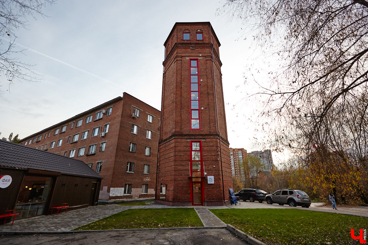 Трендом на пилатес удивить в 2025 году довольно сложно. Но это направление не стоит на месте, и теперь произошел новый виток моды на реформеры. Несмотря на то что изобретению уже 100 лет, сейчас его активно используют в фитнес-залах. И похвастаться этим могут не только города-миллионники, но и наш Владимир. «Ключ-Медиа» не остался в стороне и решил испытать на себе сразу несколько современных тренажеров в студии Pilates Club 1952.