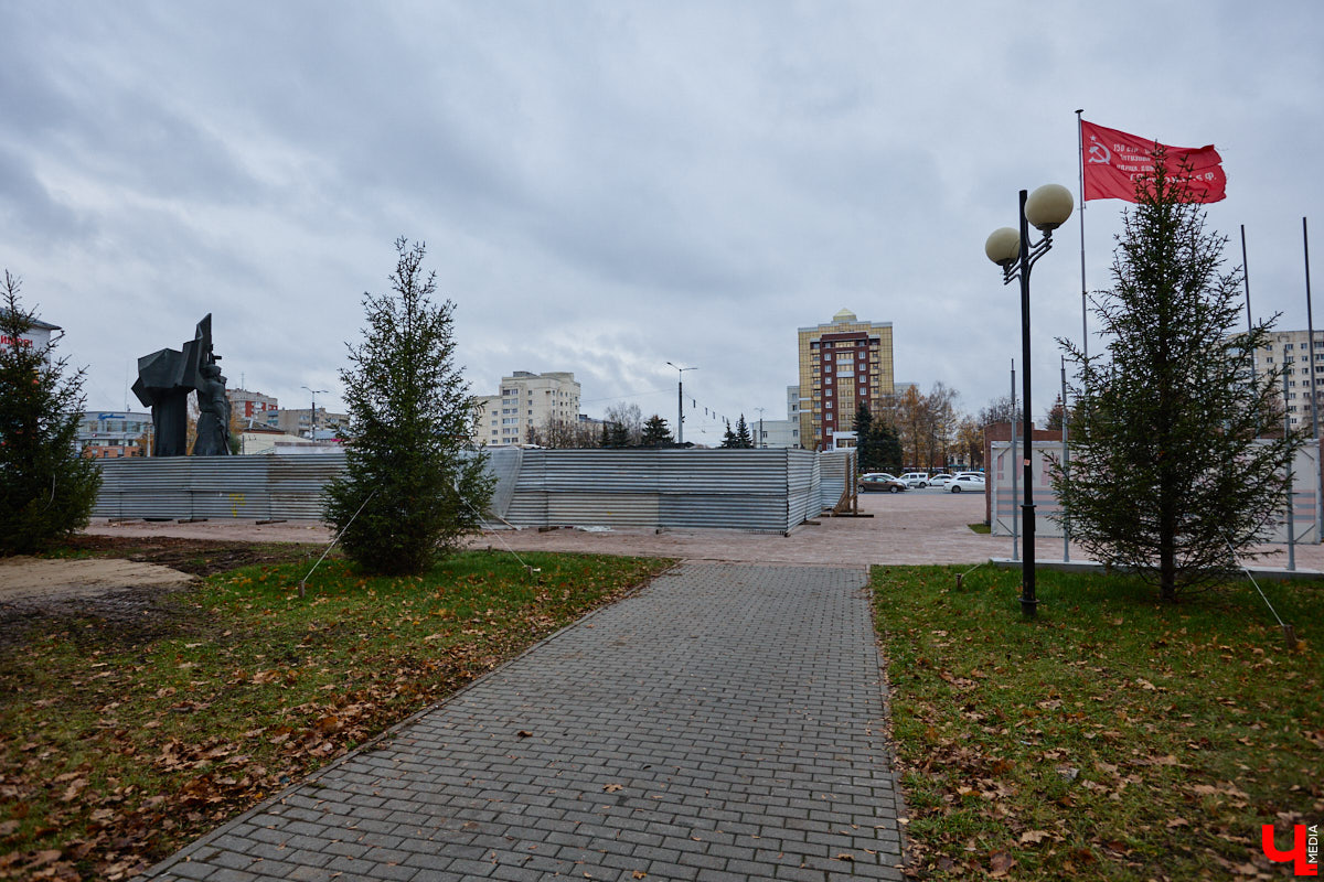 Владимирскую область преследует череда неудач, связанных с установкой и ремонтом памятников. Проект будущей скульптуры в честь Юрия Долгорукого отправили на доработку, изготовление фигуры Андрея Боголюбского, судя по всему, отложили в долгий ящик. Монумент на площади Победы никак не дождется конца реставрации, а в парке Пушкина возникли проблемы при восстановлении бронзового князя Владимира. В причинах возникших неурядиц разобрался «Ключ-Медиа».