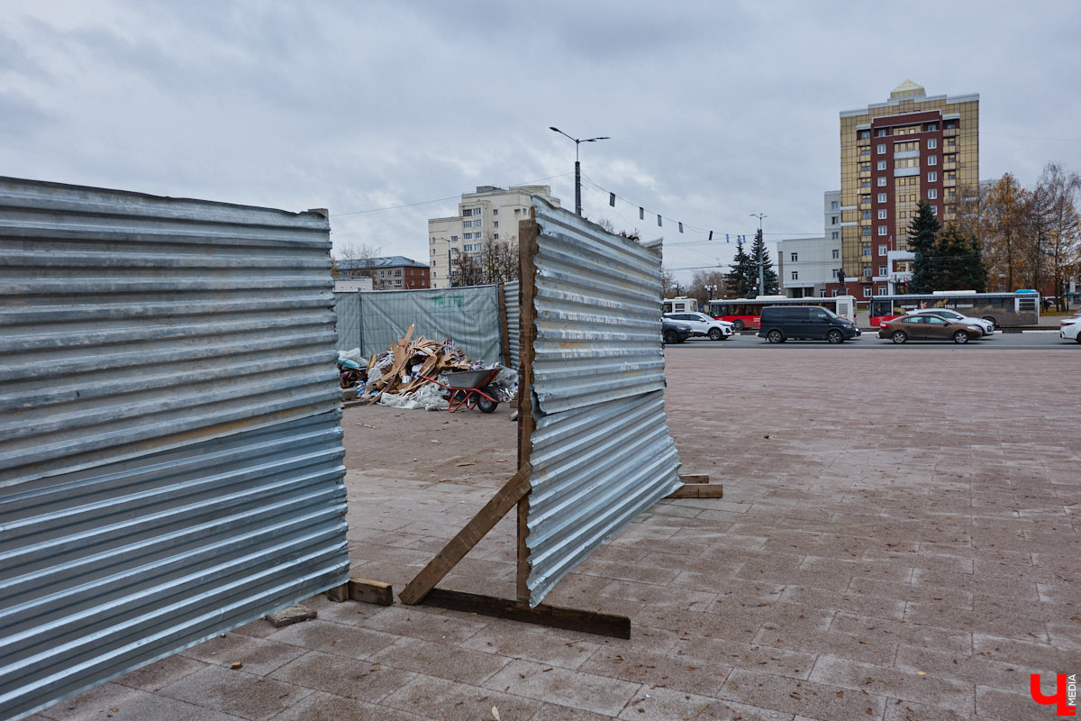 Владимирскую область преследует череда неудач, связанных с установкой и ремонтом памятников. Проект будущей скульптуры в честь Юрия Долгорукого отправили на доработку, изготовление фигуры Андрея Боголюбского, судя по всему, отложили в долгий ящик. Монумент на площади Победы никак не дождется конца реставрации, а в парке Пушкина возникли проблемы при восстановлении бронзового князя Владимира. В причинах возникших неурядиц разобрался «Ключ-Медиа».