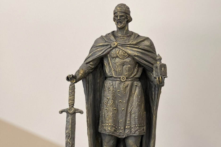 Владимирскую область преследует череда неудач, связанных с установкой и ремонтом памятников. Проект будущей скульптуры в честь Юрия Долгорукого отправили на доработку, изготовление фигуры Андрея Боголюбского, судя по всему, отложили в долгий ящик. Монумент на площади Победы никак не дождется конца реставрации, а в парке Пушкина возникли проблемы при восстановлении бронзового князя Владимира. В причинах возникших неурядиц разобрался «Ключ-Медиа».