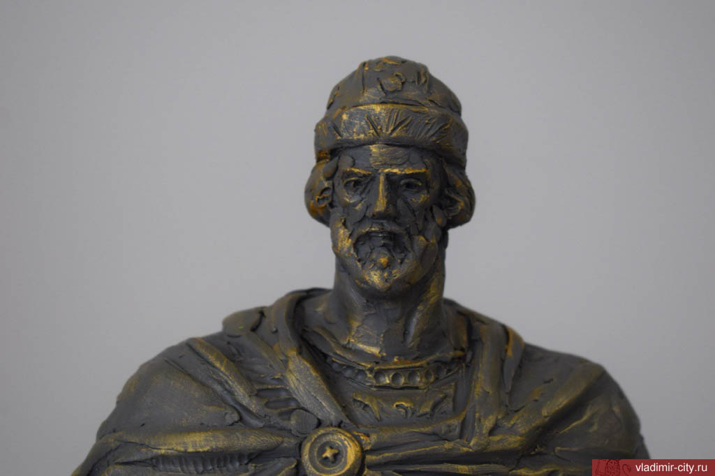 Владимирскую область преследует череда неудач, связанных с установкой и ремонтом памятников. Проект будущей скульптуры в честь Юрия Долгорукого отправили на доработку, изготовление фигуры Андрея Боголюбского, судя по всему, отложили в долгий ящик. Монумент на площади Победы никак не дождется конца реставрации, а в парке Пушкина возникли проблемы при восстановлении бронзового князя Владимира. В причинах возникших неурядиц разобрался «Ключ-Медиа».