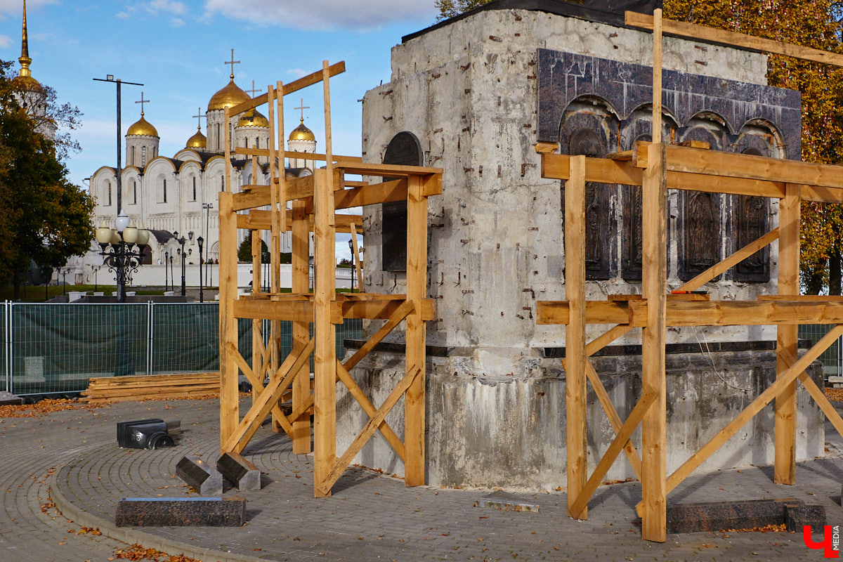 Владимирскую область преследует череда неудач, связанных с установкой и ремонтом памятников. Проект будущей скульптуры в честь Юрия Долгорукого отправили на доработку, изготовление фигуры Андрея Боголюбского, судя по всему, отложили в долгий ящик. Монумент на площади Победы никак не дождется конца реставрации, а в парке Пушкина возникли проблемы при восстановлении бронзового князя Владимира. В причинах возникших неурядиц разобрался «Ключ-Медиа».