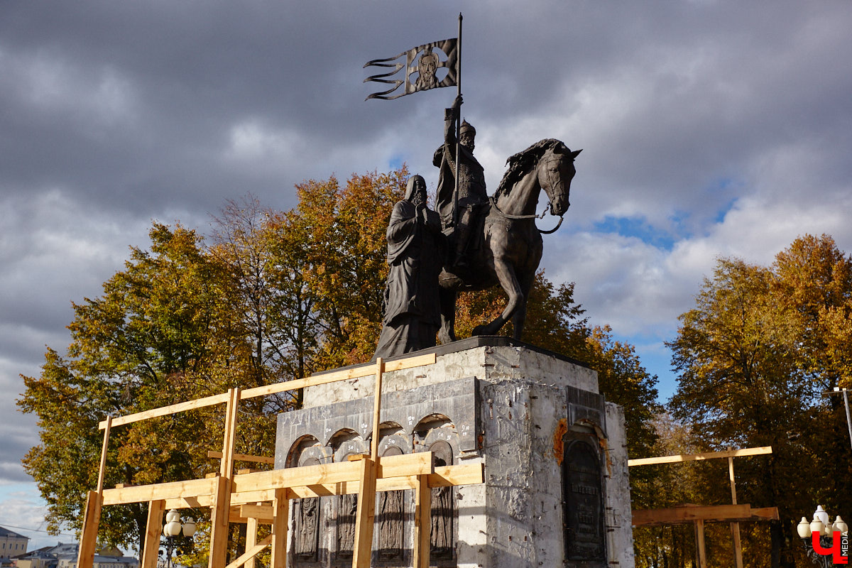 Владимирскую область преследует череда неудач, связанных с установкой и ремонтом памятников. Проект будущей скульптуры в честь Юрия Долгорукого отправили на доработку, изготовление фигуры Андрея Боголюбского, судя по всему, отложили в долгий ящик. Монумент на площади Победы никак не дождется конца реставрации, а в парке Пушкина возникли проблемы при восстановлении бронзового князя Владимира. В причинах возникших неурядиц разобрался «Ключ-Медиа».
