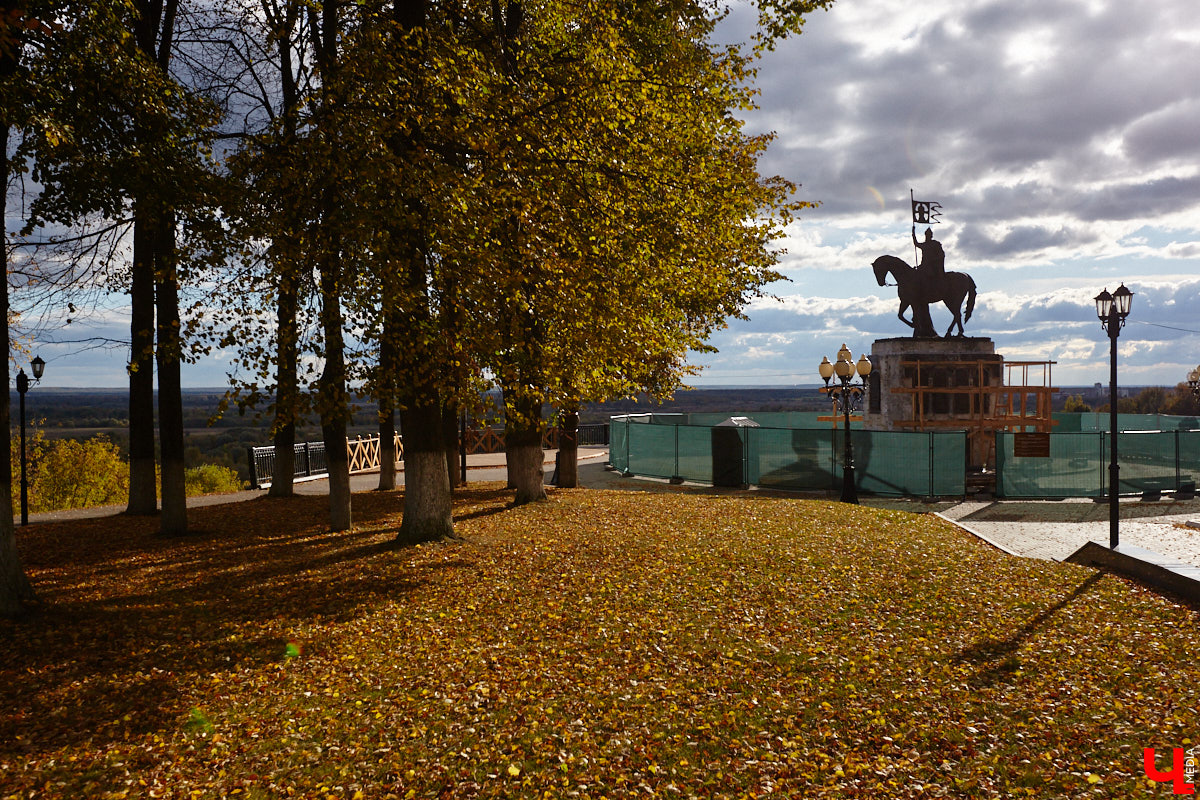 Владимирскую область преследует череда неудач, связанных с установкой и ремонтом памятников. Проект будущей скульптуры в честь Юрия Долгорукого отправили на доработку, изготовление фигуры Андрея Боголюбского, судя по всему, отложили в долгий ящик. Монумент на площади Победы никак не дождется конца реставрации, а в парке Пушкина возникли проблемы при восстановлении бронзового князя Владимира. В причинах возникших неурядиц разобрался «Ключ-Медиа».