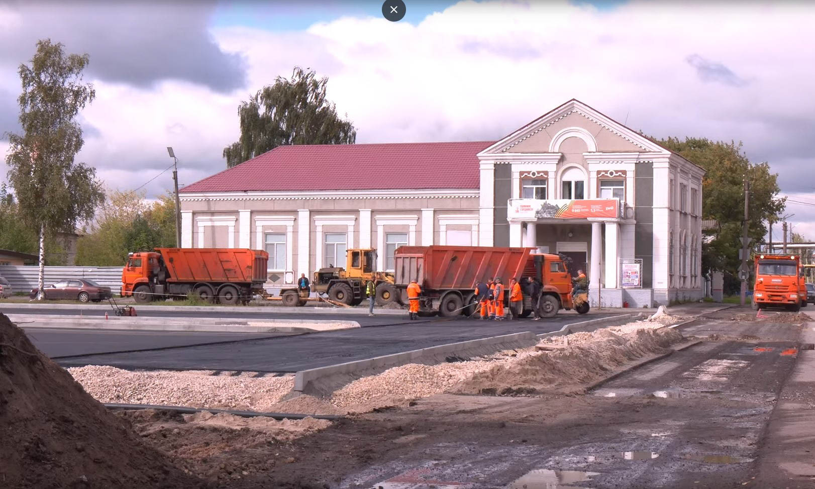 В городах Владимирской области завершаются работы по благоустройству общественных пространств. В Вязниках уже преобразился «Венец» на высоком берегу Клязьмы, в Вольгинском — набережная реки, в Покрове — Черное озеро, а в Камешкове — центральная площадь. Большинство объектов должны завершить до конца этого года. Вот только в Гусь-Хрустальном процесс пока поставлен на паузу, а вместо красивой локации со стеклянным мостом — сплошная зона раскопок.