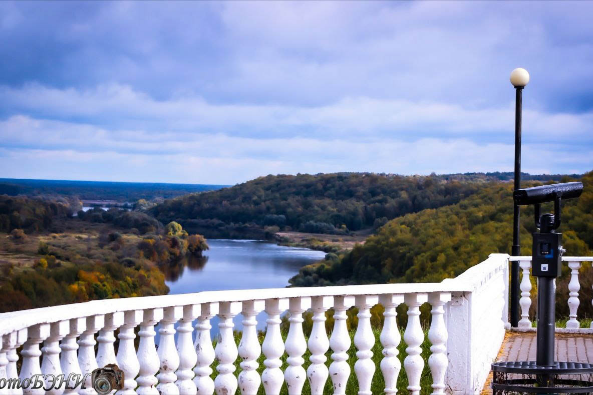 В городах Владимирской области завершаются работы по благоустройству общественных пространств. В Вязниках уже преобразился «Венец» на высоком берегу Клязьмы, в Вольгинском — набережная реки, в Покрове — Черное озеро, а в Камешкове — центральная площадь. Большинство объектов должны завершить до конца этого года. Вот только в Гусь-Хрустальном процесс пока поставлен на паузу, а вместо красивой локации со стеклянным мостом — сплошная зона раскопок.