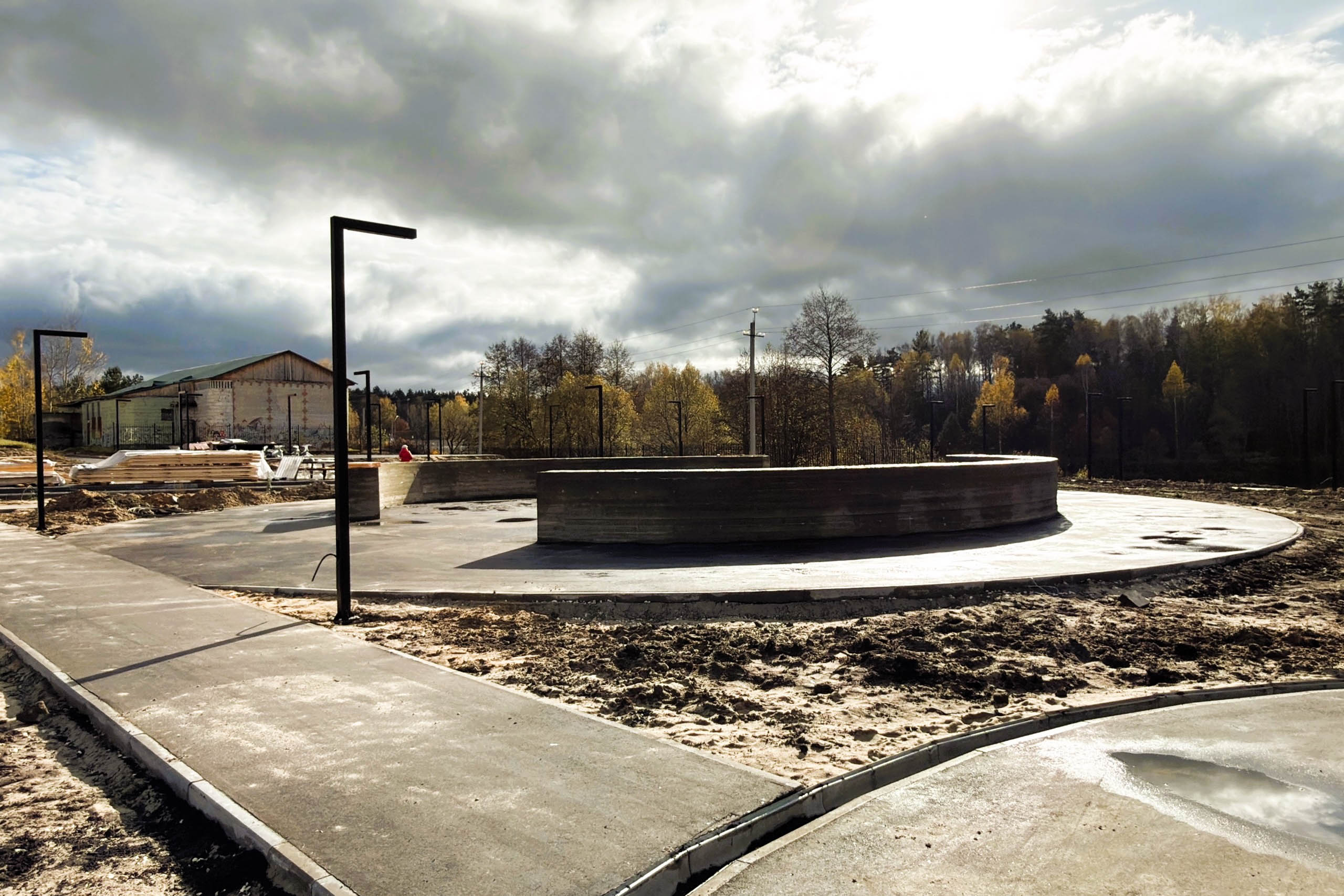 В городах Владимирской области завершаются работы по благоустройству общественных пространств. В Вязниках уже преобразился «Венец» на высоком берегу Клязьмы, в Вольгинском — набережная реки, в Покрове — Черное озеро, а в Камешкове — центральная площадь. Большинство объектов должны завершить до конца этого года. Вот только в Гусь-Хрустальном процесс пока поставлен на паузу, а вместо красивой локации со стеклянным мостом — сплошная зона раскопок.