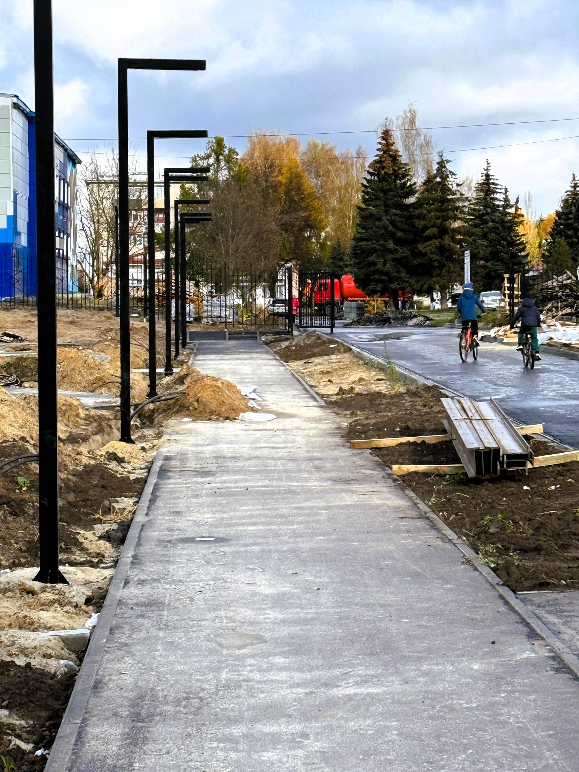 В городах Владимирской области завершаются работы по благоустройству общественных пространств. В Вязниках уже преобразился «Венец» на высоком берегу Клязьмы, в Вольгинском — набережная реки, в Покрове — Черное озеро, а в Камешкове — центральная площадь. Большинство объектов должны завершить до конца этого года. Вот только в Гусь-Хрустальном процесс пока поставлен на паузу, а вместо красивой локации со стеклянным мостом — сплошная зона раскопок.