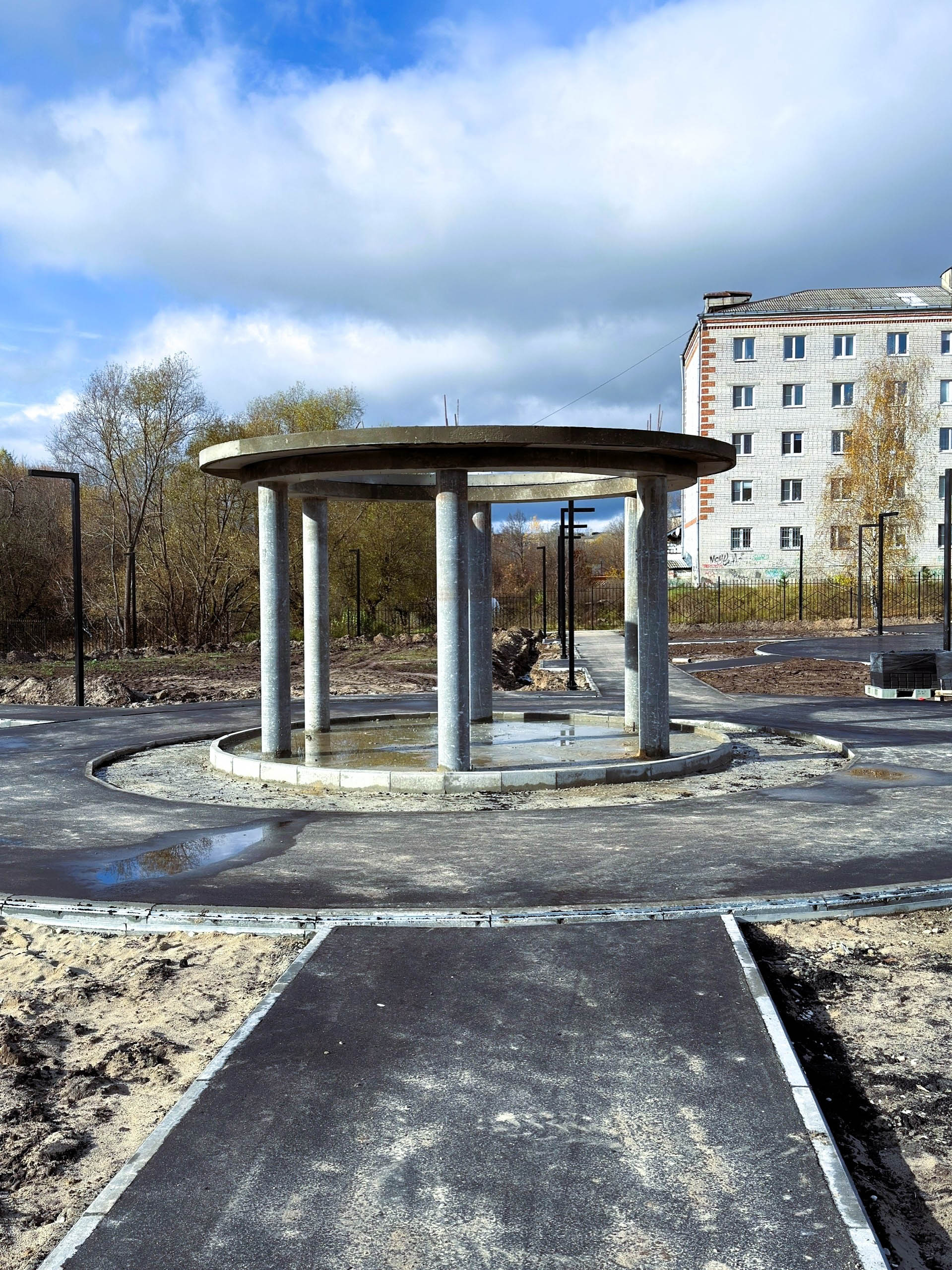 В городах Владимирской области завершаются работы по благоустройству общественных пространств. В Вязниках уже преобразился «Венец» на высоком берегу Клязьмы, в Вольгинском — набережная реки, в Покрове — Черное озеро, а в Камешкове — центральная площадь. Большинство объектов должны завершить до конца этого года. Вот только в Гусь-Хрустальном процесс пока поставлен на паузу, а вместо красивой локации со стеклянным мостом — сплошная зона раскопок.