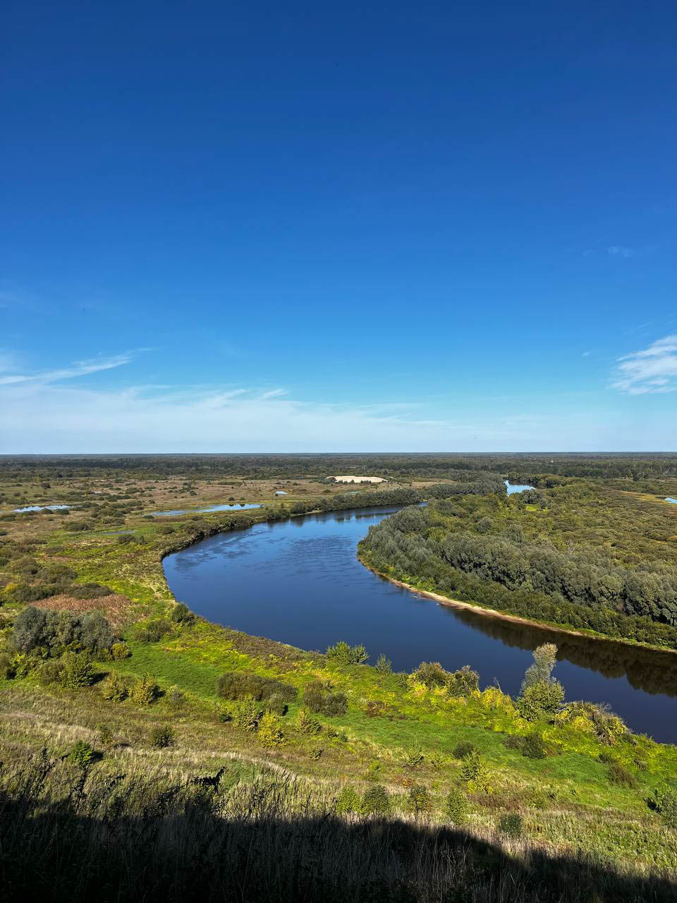 В городах Владимирской области завершаются работы по благоустройству общественных пространств. В Вязниках уже преобразился «Венец» на высоком берегу Клязьмы, в Вольгинском — набережная реки, в Покрове — Черное озеро, а в Камешкове — центральная площадь. Большинство объектов должны завершить до конца этого года. Вот только в Гусь-Хрустальном процесс пока поставлен на паузу, а вместо красивой локации со стеклянным мостом — сплошная зона раскопок.