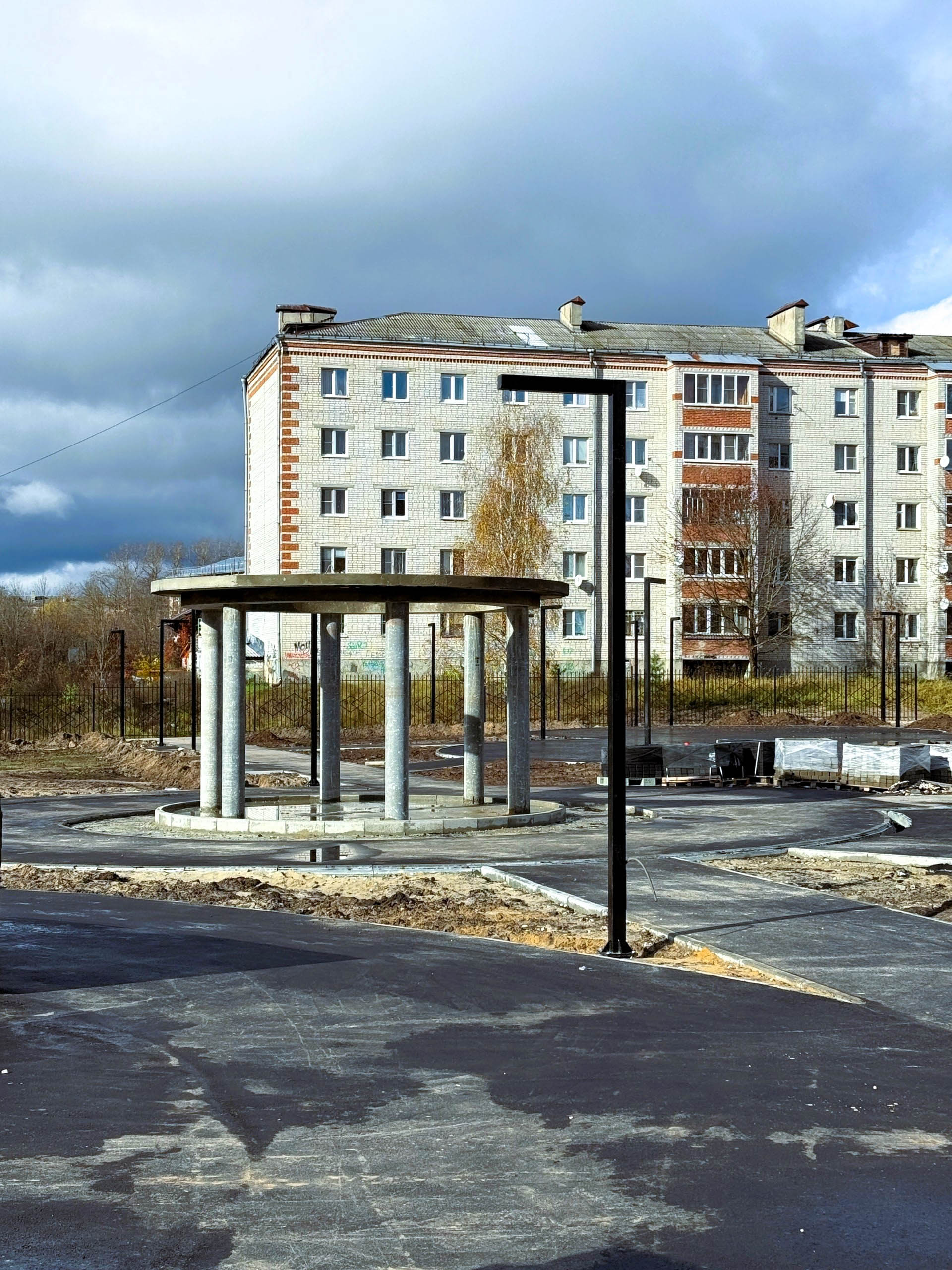 В городах Владимирской области завершаются работы по благоустройству общественных пространств. В Вязниках уже преобразился «Венец» на высоком берегу Клязьмы, в Вольгинском — набережная реки, в Покрове — Черное озеро, а в Камешкове — центральная площадь. Большинство объектов должны завершить до конца этого года. Вот только в Гусь-Хрустальном процесс пока поставлен на паузу, а вместо красивой локации со стеклянным мостом — сплошная зона раскопок.