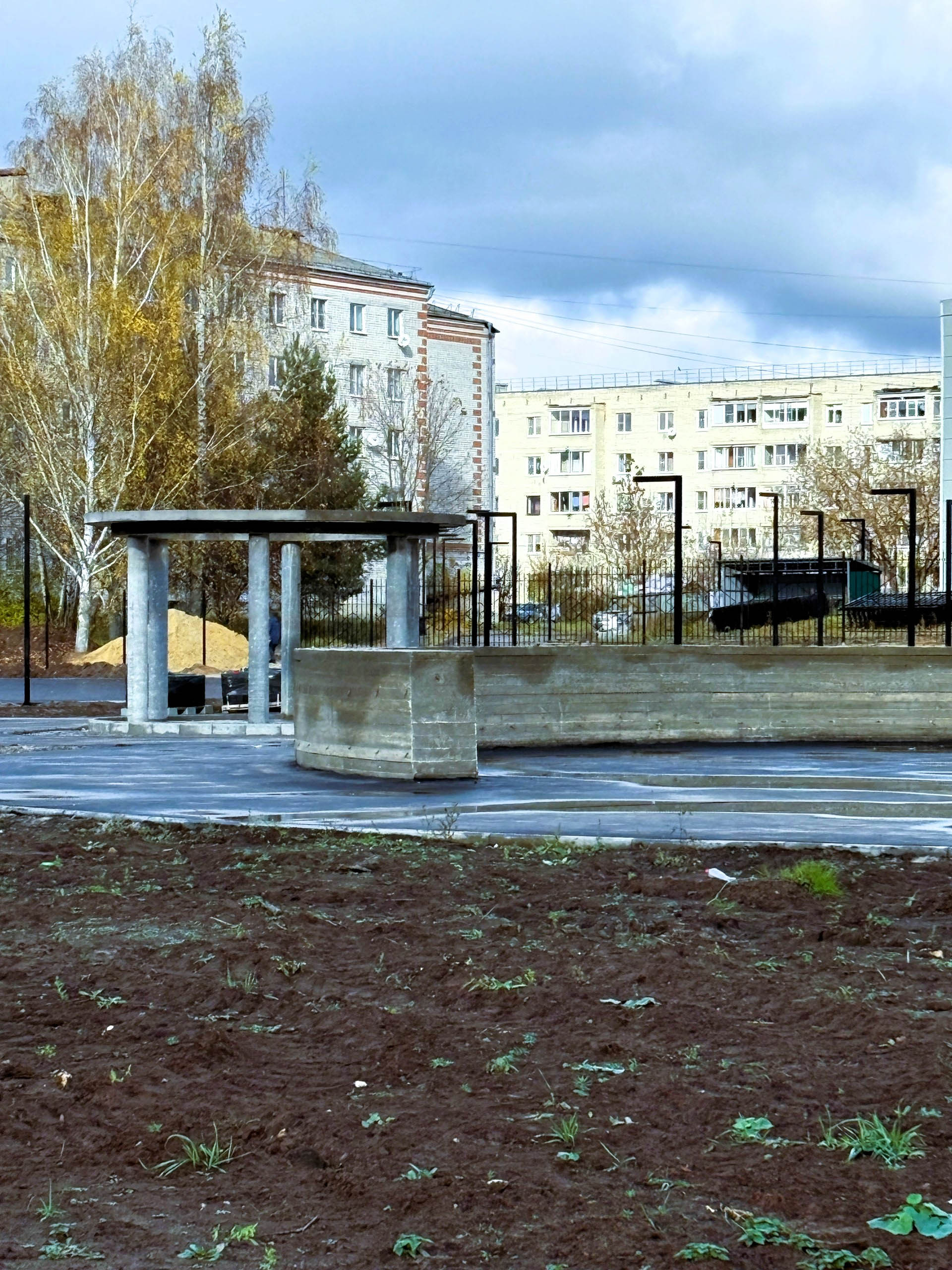 В городах Владимирской области завершаются работы по благоустройству общественных пространств. В Вязниках уже преобразился «Венец» на высоком берегу Клязьмы, в Вольгинском — набережная реки, в Покрове — Черное озеро, а в Камешкове — центральная площадь. Большинство объектов должны завершить до конца этого года. Вот только в Гусь-Хрустальном процесс пока поставлен на паузу, а вместо красивой локации со стеклянным мостом — сплошная зона раскопок.