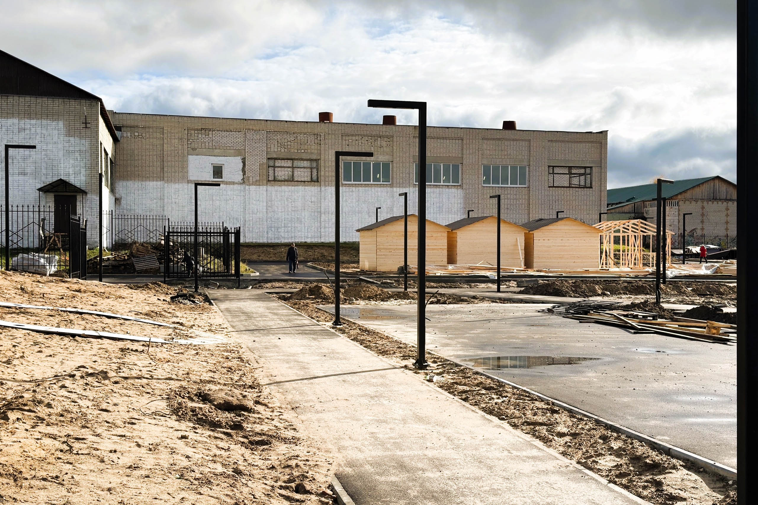 В городах Владимирской области завершаются работы по благоустройству общественных пространств. В Вязниках уже преобразился «Венец» на высоком берегу Клязьмы, в Вольгинском — набережная реки, в Покрове — Черное озеро, а в Камешкове — центральная площадь. Большинство объектов должны завершить до конца этого года. Вот только в Гусь-Хрустальном процесс пока поставлен на паузу, а вместо красивой локации со стеклянным мостом — сплошная зона раскопок.