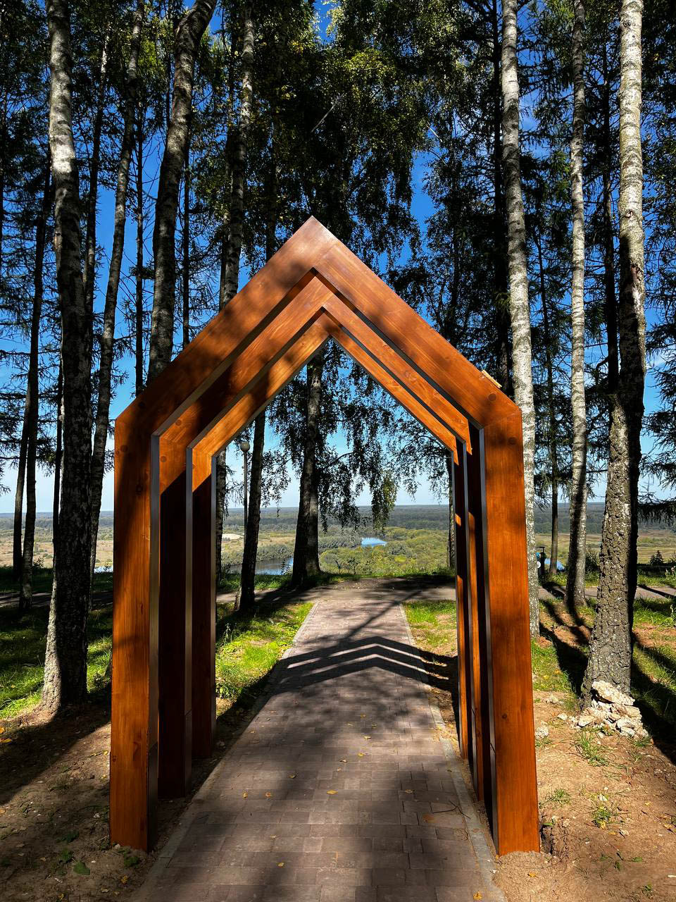 В городах Владимирской области завершаются работы по благоустройству общественных пространств. В Вязниках уже преобразился «Венец» на высоком берегу Клязьмы, в Вольгинском — набережная реки, в Покрове — Черное озеро, а в Камешкове — центральная площадь. Большинство объектов должны завершить до конца этого года. Вот только в Гусь-Хрустальном процесс пока поставлен на паузу, а вместо красивой локации со стеклянным мостом — сплошная зона раскопок.