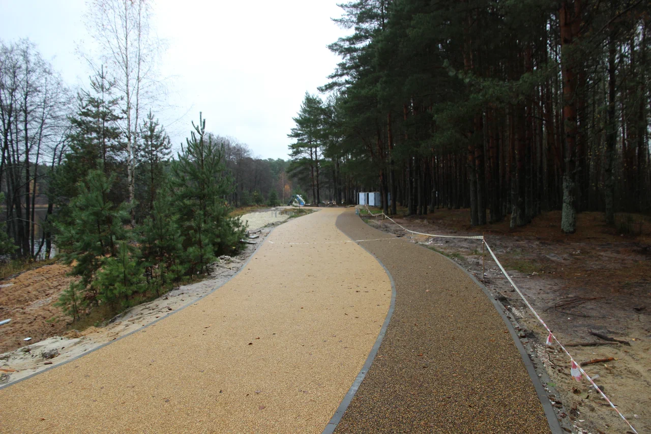 В городах Владимирской области завершаются работы по благоустройству общественных пространств. В Вязниках уже преобразился «Венец» на высоком берегу Клязьмы, в Вольгинском — набережная реки, в Покрове — Черное озеро, а в Камешкове — центральная площадь. Большинство объектов должны завершить до конца этого года. Вот только в Гусь-Хрустальном процесс пока поставлен на паузу, а вместо красивой локации со стеклянным мостом — сплошная зона раскопок.