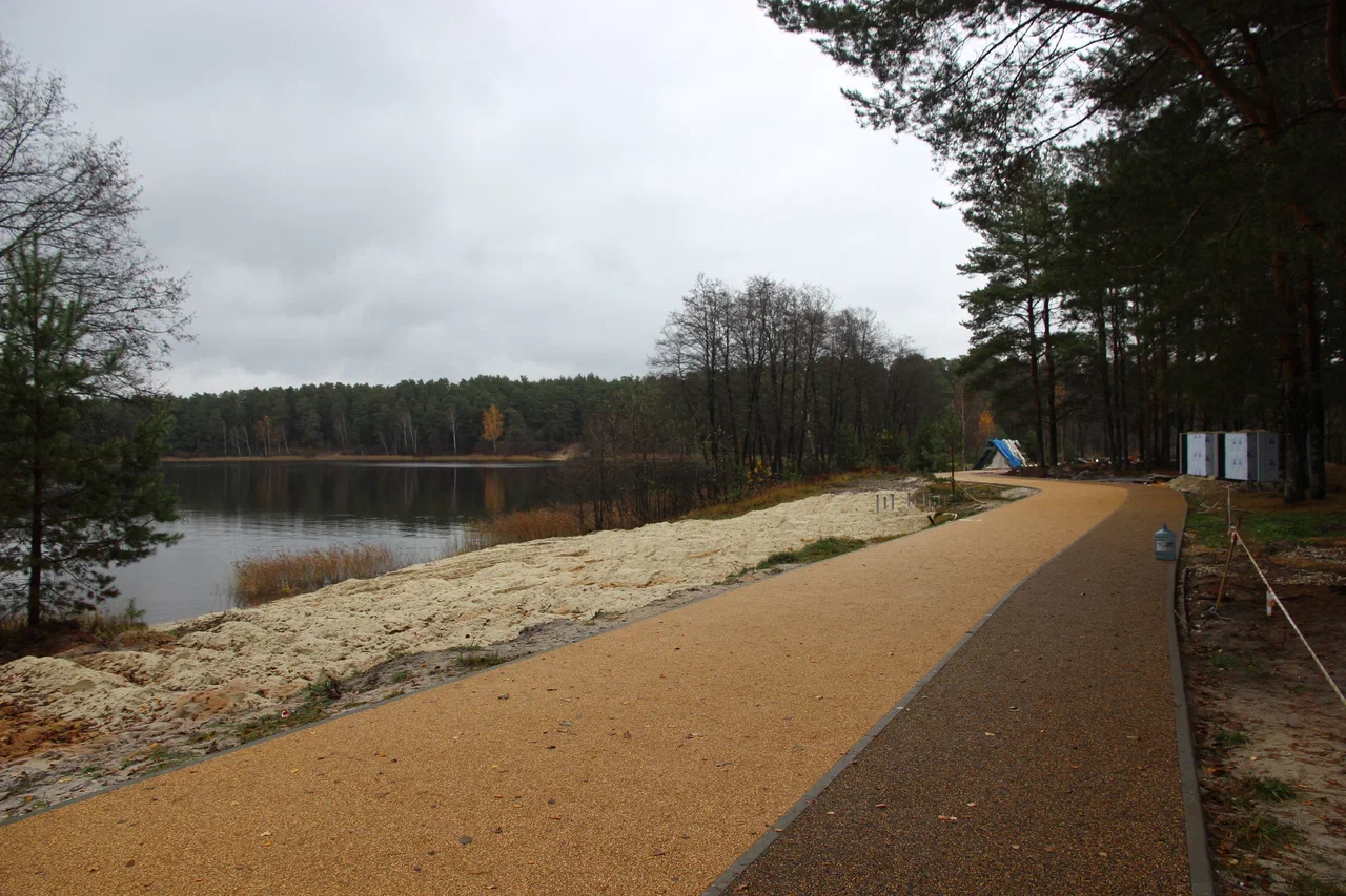 В городах Владимирской области завершаются работы по благоустройству общественных пространств. В Вязниках уже преобразился «Венец» на высоком берегу Клязьмы, в Вольгинском — набережная реки, в Покрове — Черное озеро, а в Камешкове — центральная площадь. Большинство объектов должны завершить до конца этого года. Вот только в Гусь-Хрустальном процесс пока поставлен на паузу, а вместо красивой локации со стеклянным мостом — сплошная зона раскопок.