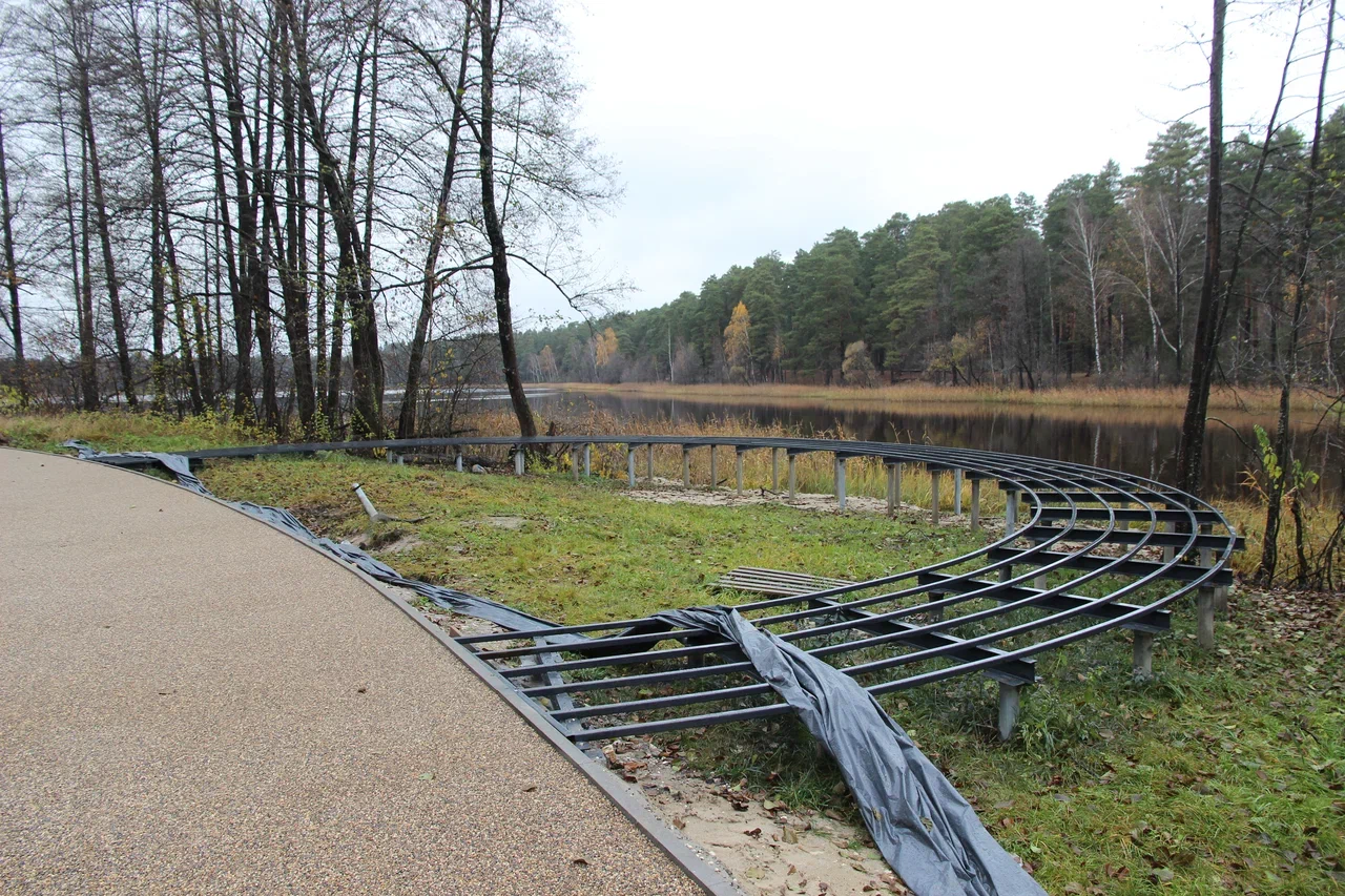 В городах Владимирской области завершаются работы по благоустройству общественных пространств. В Вязниках уже преобразился «Венец» на высоком берегу Клязьмы, в Вольгинском — набережная реки, в Покрове — Черное озеро, а в Камешкове — центральная площадь. Большинство объектов должны завершить до конца этого года. Вот только в Гусь-Хрустальном процесс пока поставлен на паузу, а вместо красивой локации со стеклянным мостом — сплошная зона раскопок.