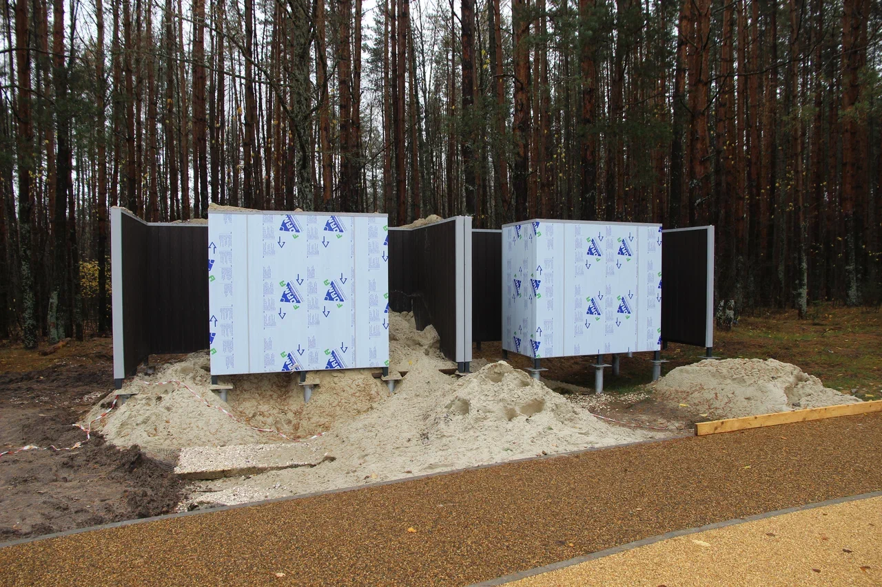 В городах Владимирской области завершаются работы по благоустройству общественных пространств. В Вязниках уже преобразился «Венец» на высоком берегу Клязьмы, в Вольгинском — набережная реки, в Покрове — Черное озеро, а в Камешкове — центральная площадь. Большинство объектов должны завершить до конца этого года. Вот только в Гусь-Хрустальном процесс пока поставлен на паузу, а вместо красивой локации со стеклянным мостом — сплошная зона раскопок.