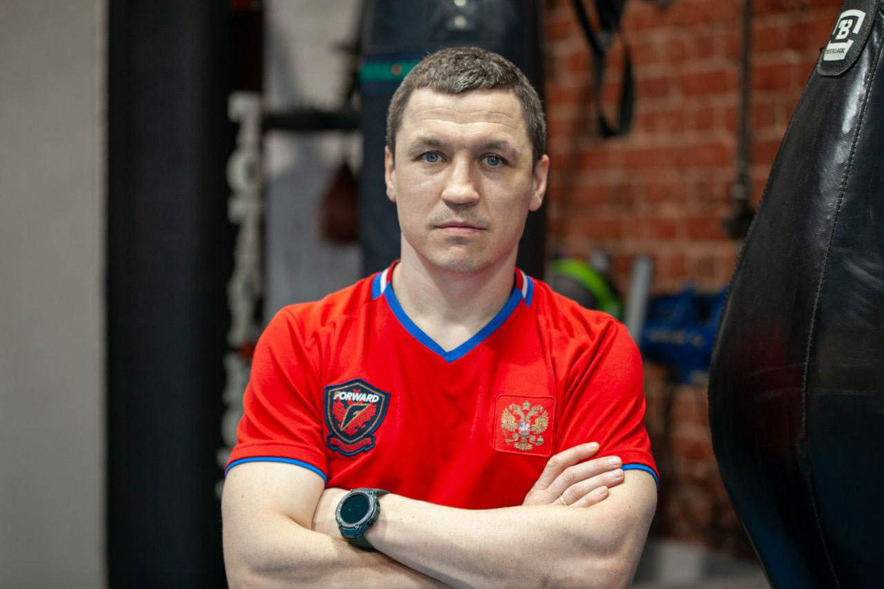 Бокс — это искусство со вкусом крови и пота, которым владеют вежливые люди. Евгений Лобосов уверен в этом на 100 %. С рингом связана вся его жизнь. «Ключ-Медиа» встретился с профессиональным бойцом и тренером и задал неудобные вопросы, дабы раскрыть всю правду о драках в перчатках. Расспросили собеседника о выбитых зубах, вспышках агрессии, фирменной учтивости, а также узнали, влияют ли частые удары по голове на интеллект.