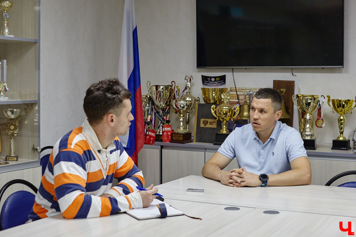 Бокс — это искусство со вкусом крови и пота, которым владеют вежливые люди. Евгений Лобосов уверен в этом на 100 %. С рингом связана вся его жизнь. «Ключ-Медиа» встретился с профессиональным бойцом и тренером и задал неудобные вопросы, дабы раскрыть всю правду о драках в перчатках. Расспросили собеседника о выбитых зубах, вспышках агрессии, фирменной учтивости, а также узнали, влияют ли частые удары по голове на интеллект.